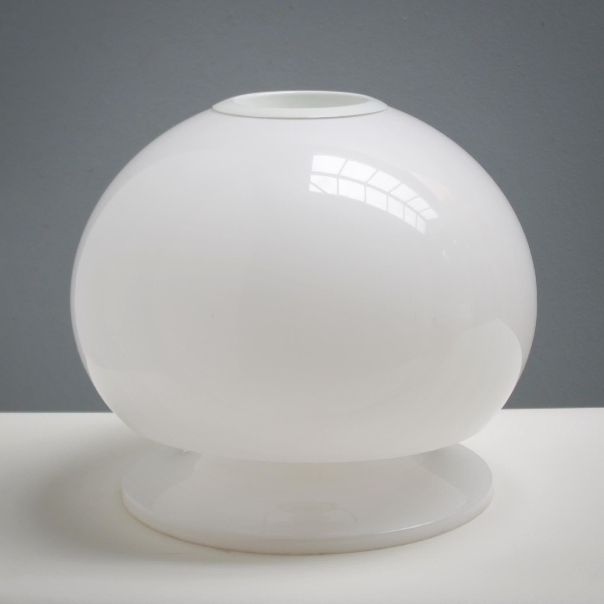 Modernist table lamp in white acrylic in the manner of Gino Sarfatti. Late 1950s-early 1960s. One bulb E27/E26 of max 60 watt, the wire is used but in a good condition, approved to European standards. Works in the US.
Dimensions: height 14.6 in.