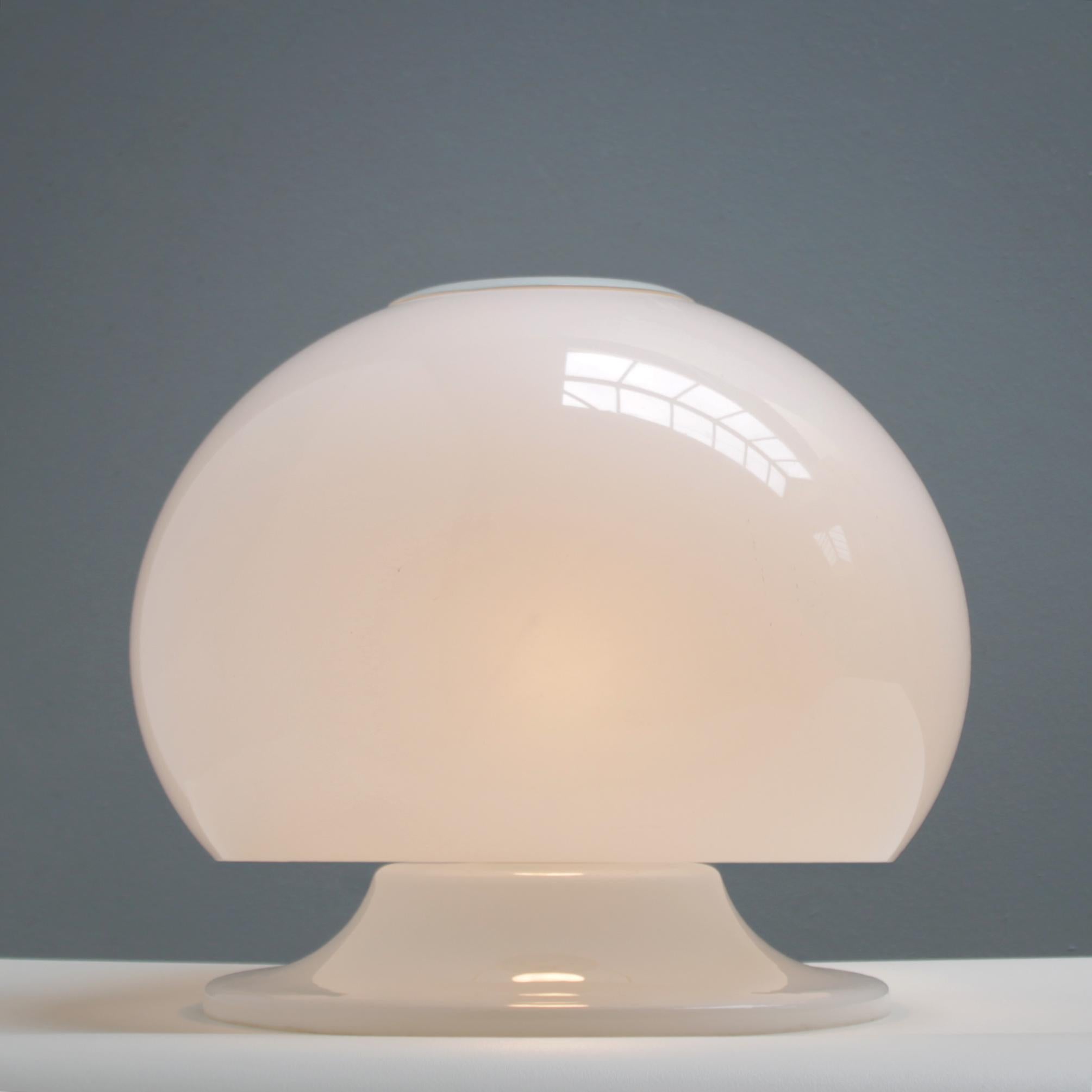 Italian White Mushroom Perspex Table Lamp In Good Condition In JM Haarlem, NL