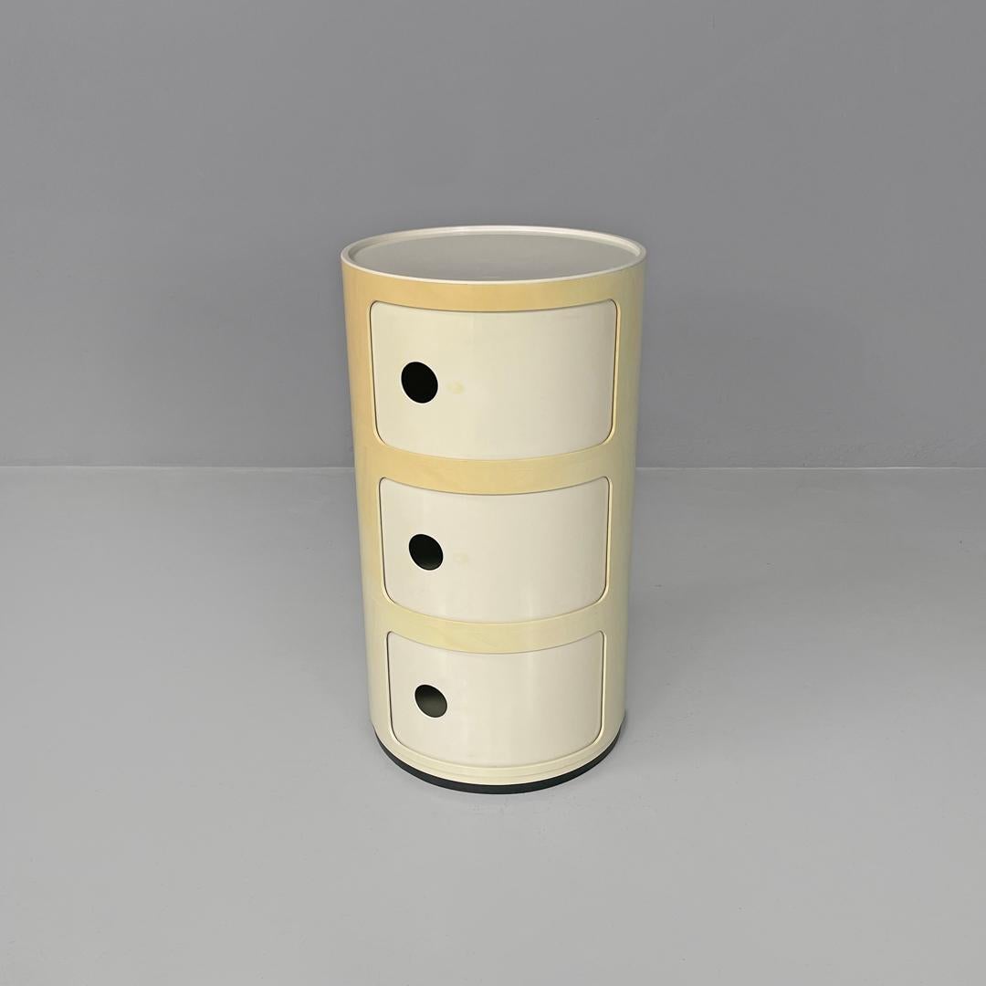Italian white night stand Componibili Anna Castelli Ferrieri for Kartell, 1970s
Bedside table mod. Componibili with a round base. The structure is cylindrical, has three drawers with sliding pocket doors with circular perforated handles, and is made
