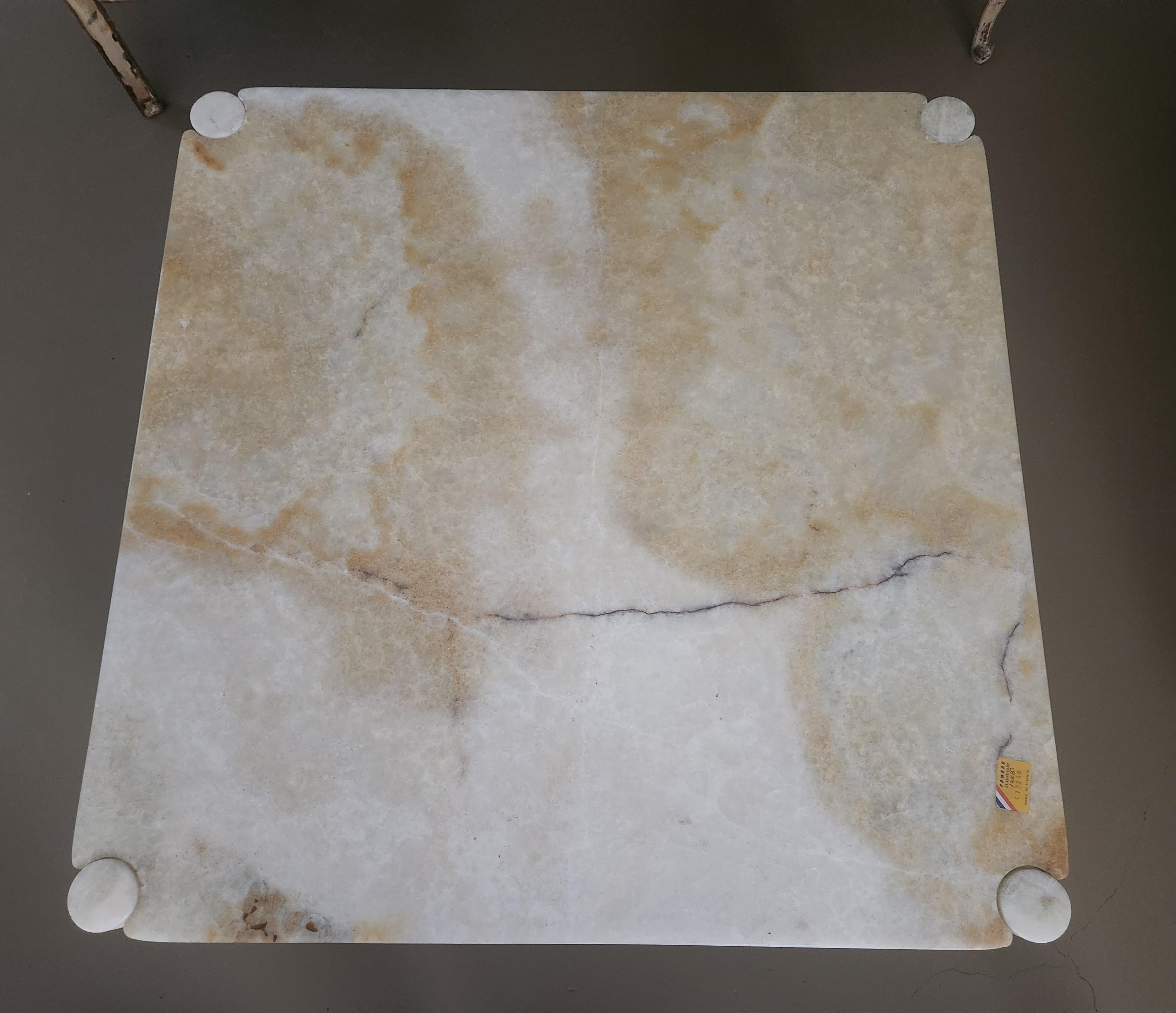 Cette table basse en onyx massif est livrée en 5 pièces.  Chaque pied s'adapte à la table comme un puzzle.