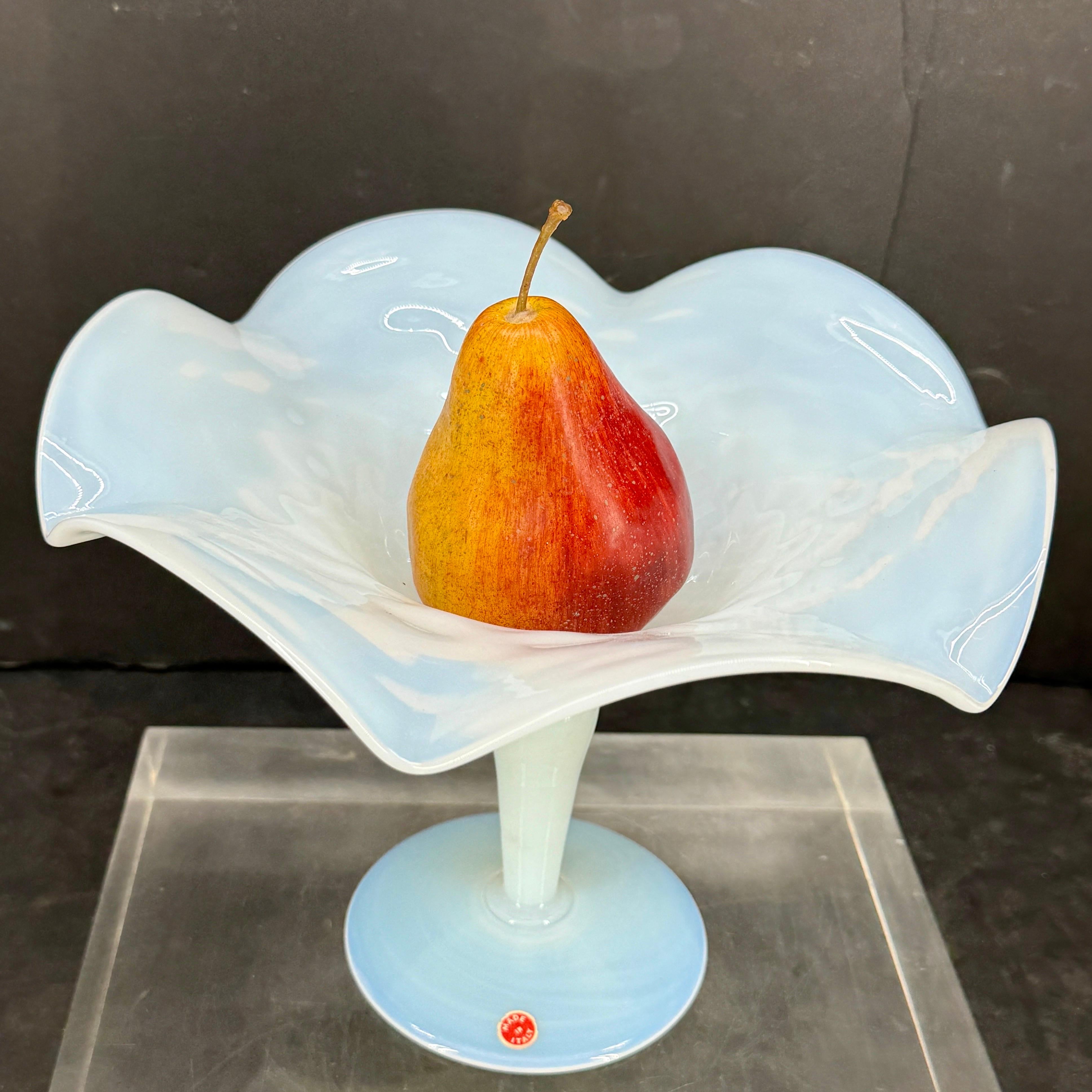Mid-Century moderno Ciotola di frutta opalina italiana, scultura centrotavola, metà del secolo scorso in vendita