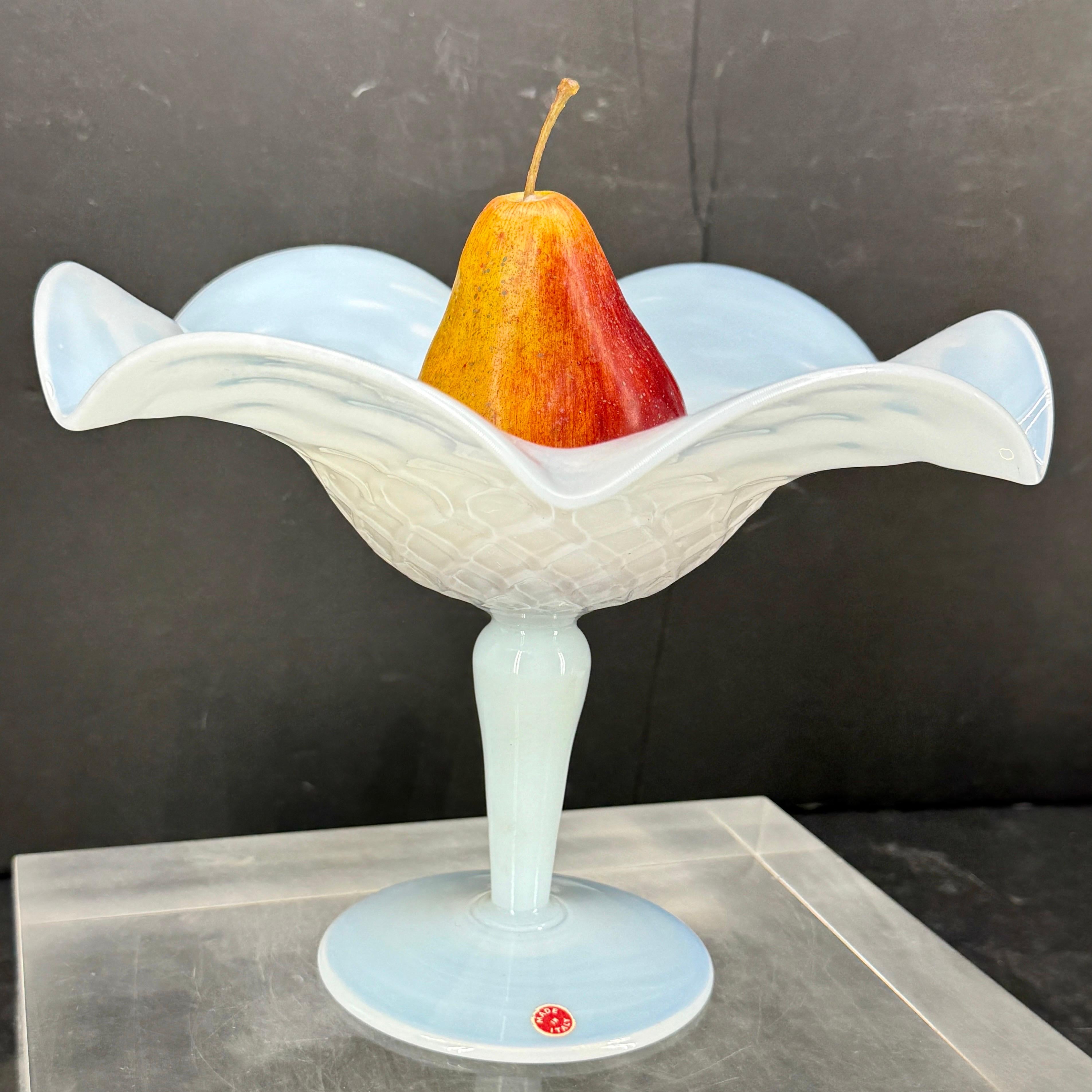 Italiano Ciotola di frutta opalina italiana, scultura centrotavola, metà del secolo scorso in vendita