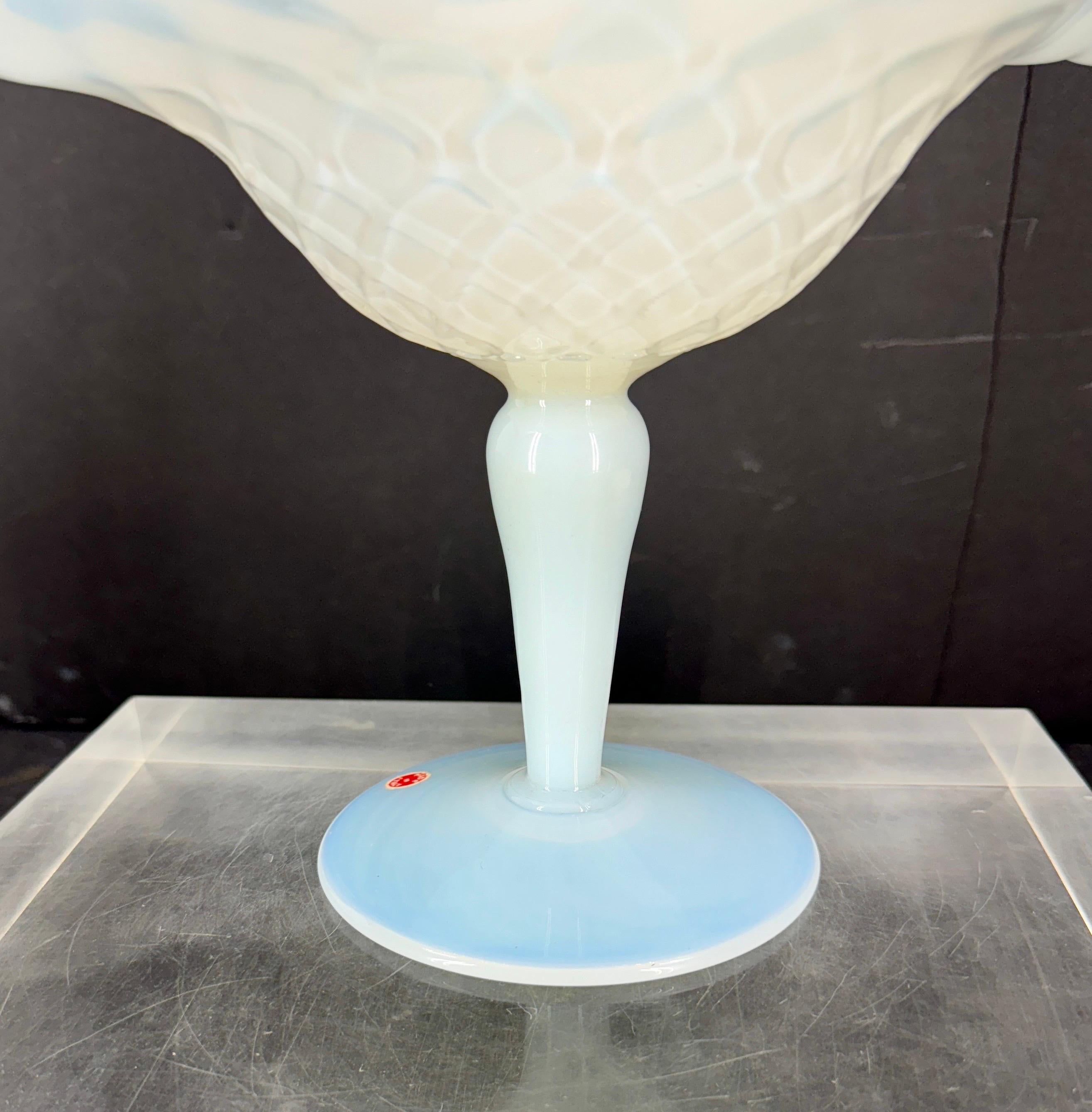 Vetro opalino Ciotola di frutta opalina italiana, scultura centrotavola, metà del secolo scorso in vendita