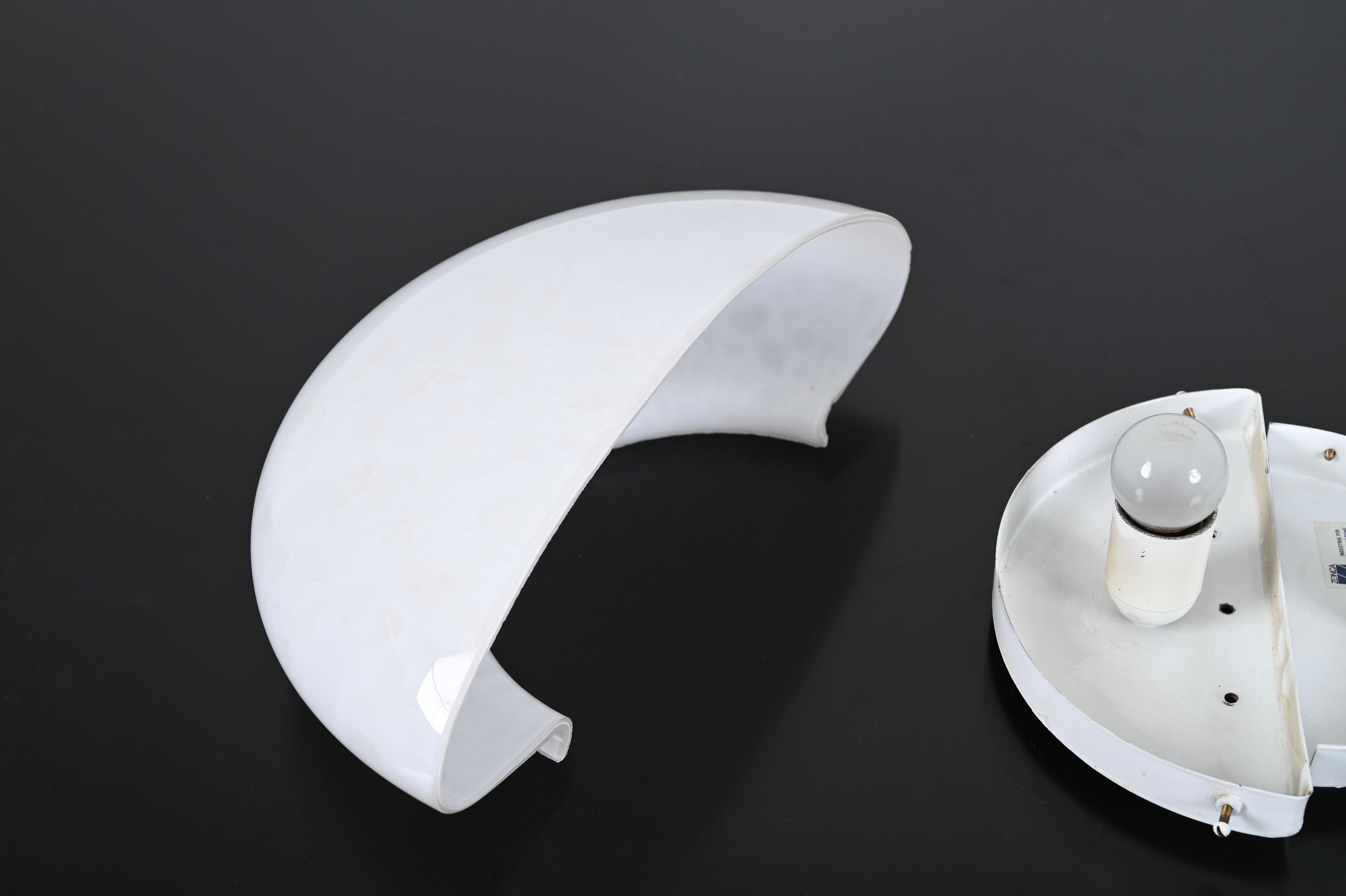 Metallo Applique italiana in vetro opalino bianco di Zonca, Italia, anni '60 in vendita