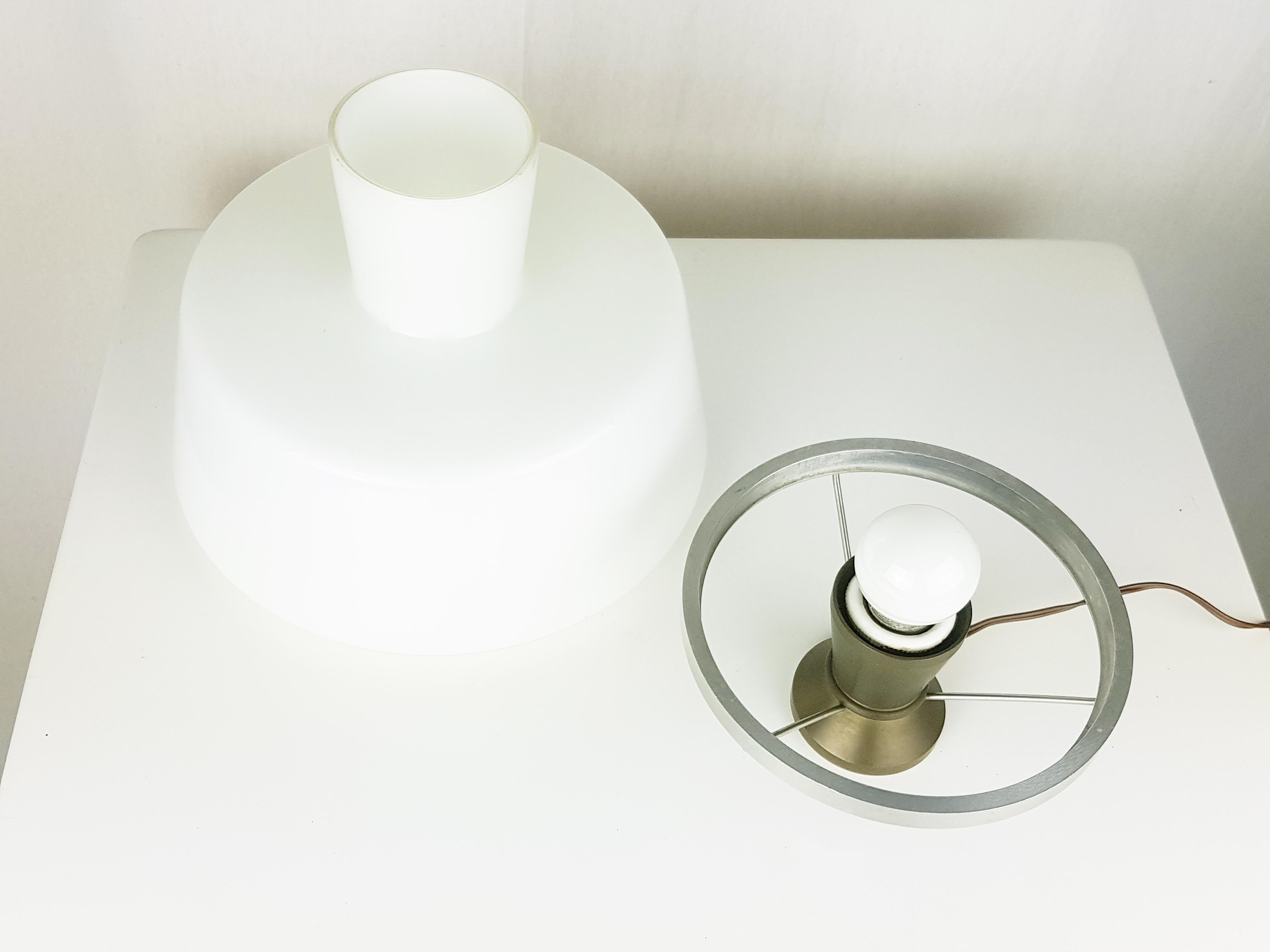 Italienische Mid-Century-Tischlampe mit weißem Opalglasschirm, Messing und Aluminium (Mitte des 20. Jahrhunderts) im Angebot