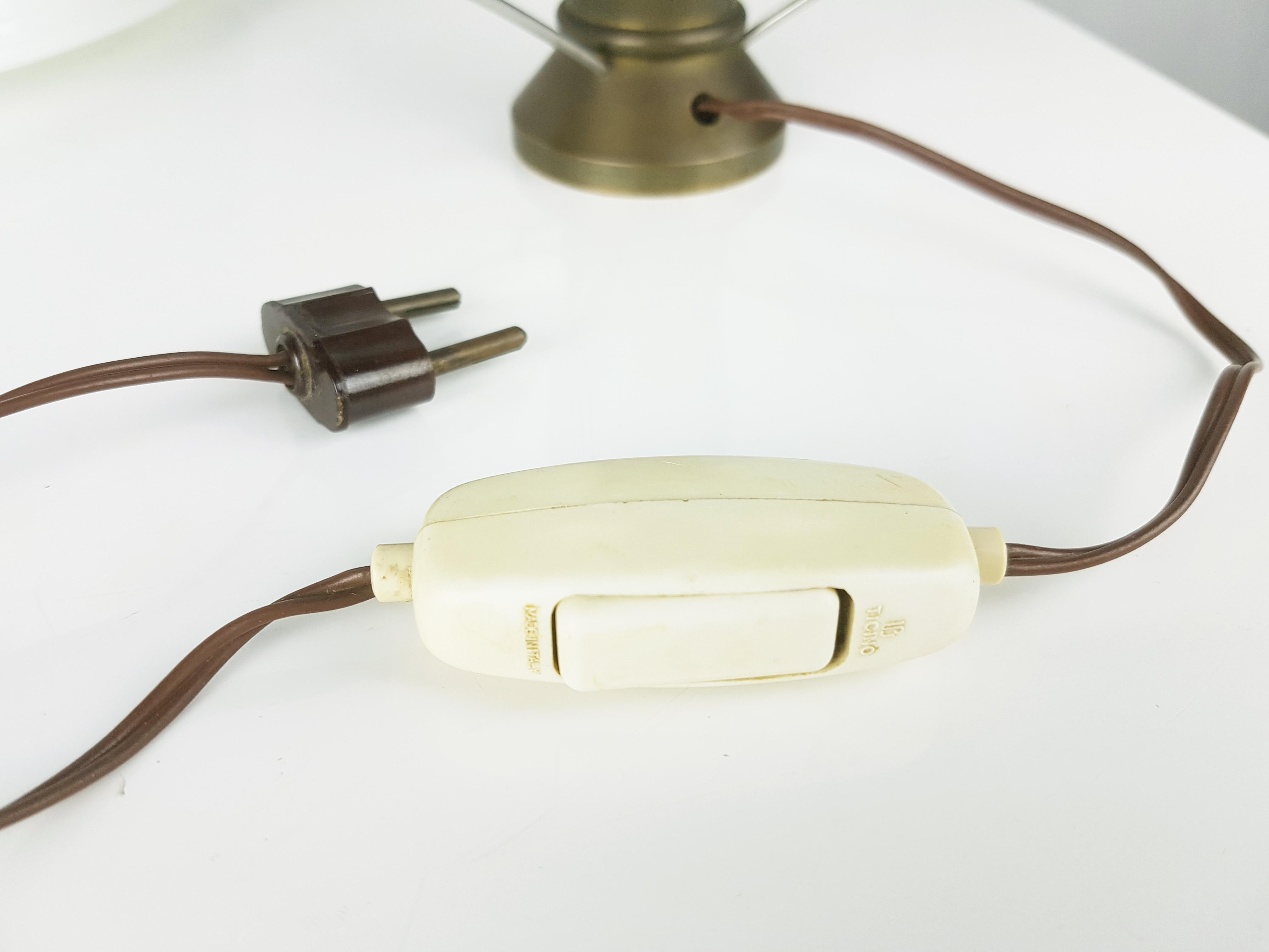 Italienische Mid-Century-Tischlampe mit weißem Opalglasschirm, Messing und Aluminium im Angebot 1