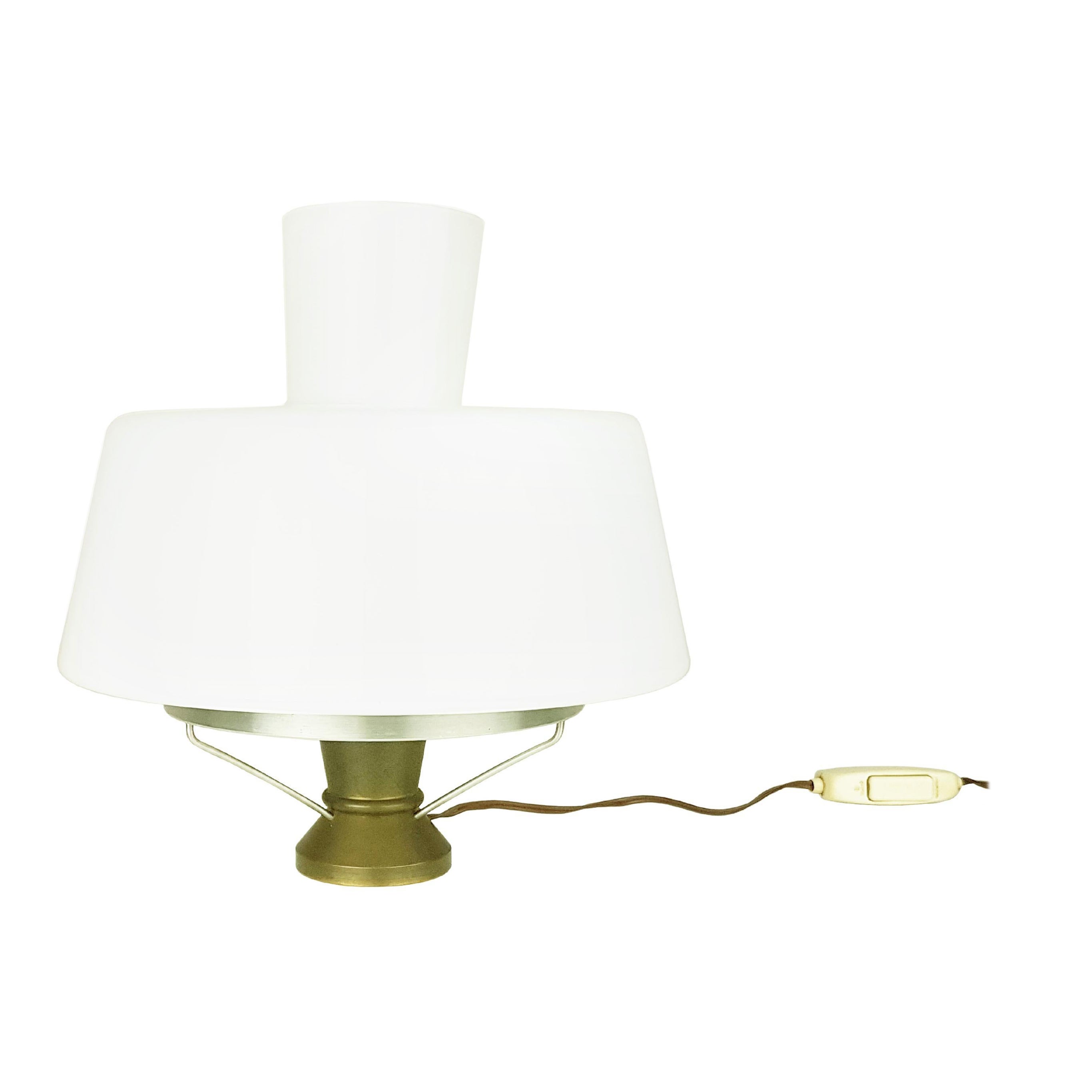 Lampe de bureau italienne mi-siècle en laiton et aluminium avec abat-jour en verre opalin blanc