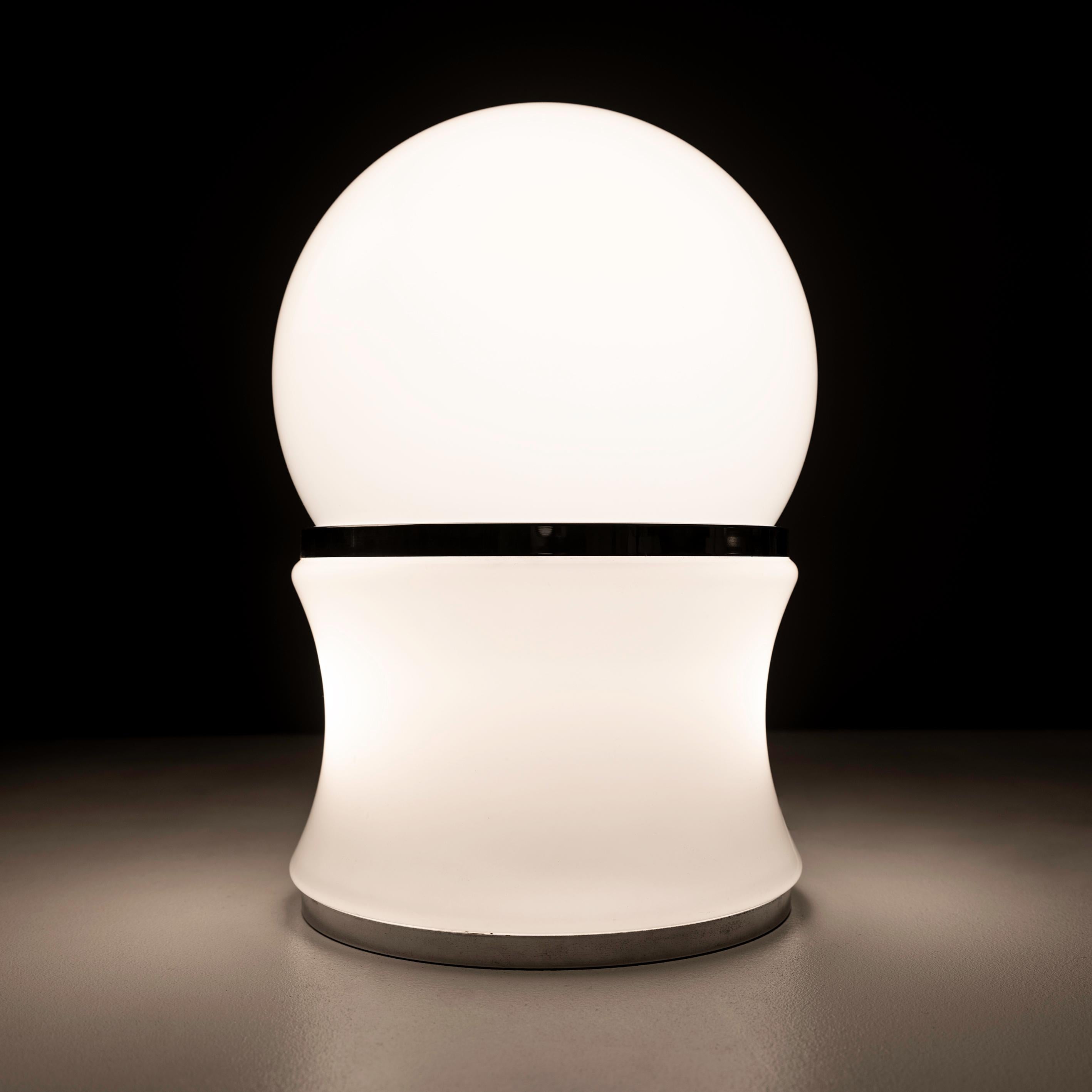 La lampe de table italienne en verre opalin blanc de Goffredo Reggiani, fabriquée dans les années 1960, est une incarnation exquise du design moderne du milieu du siècle. Reggiani, réputé pour ses solutions d'éclairage innovantes et artistiques,
