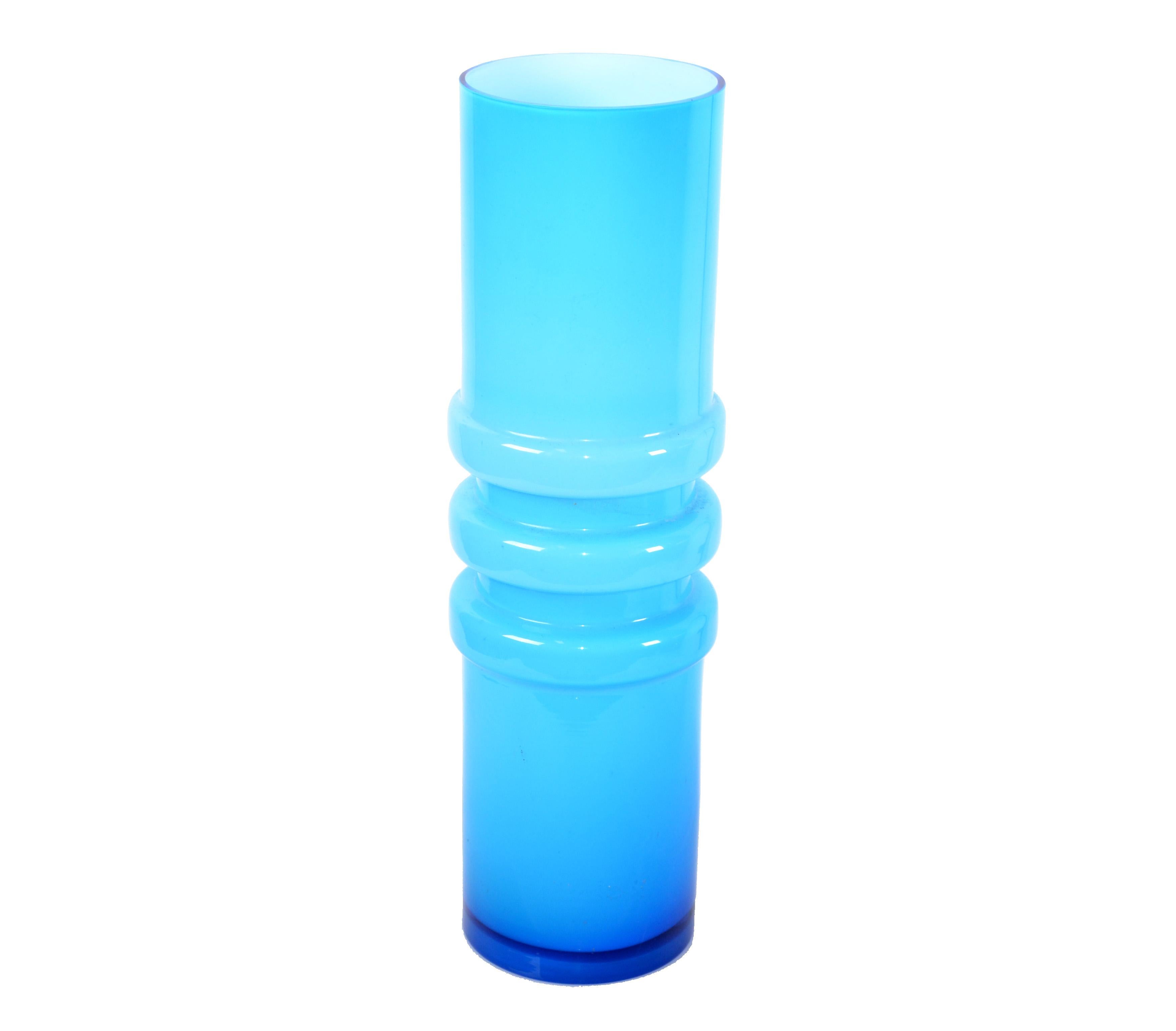 Vaso alto e strappato in vetro soffiato dello Studio A di Murano, stile Mid-Century Modern.
L'interno è in vetro opalino bianco e l'esterno in vetro di Murano turchese. 
Realizzato in Italia alla fine degli anni '70.
Semplicemente