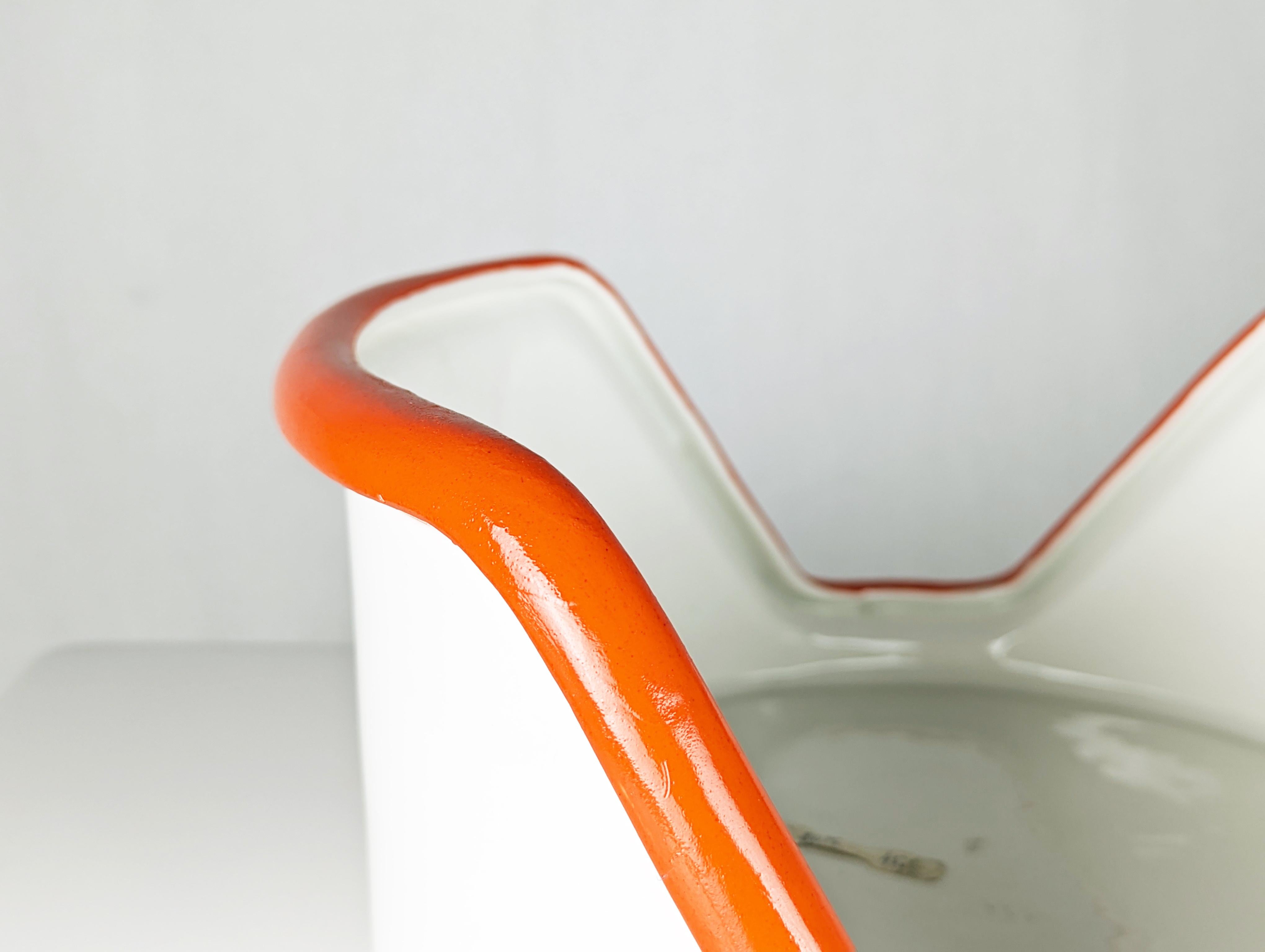 Set di 3 contenitori da tavola in ceramica italiana bianca e arancione degli anni '70 in vendita 4