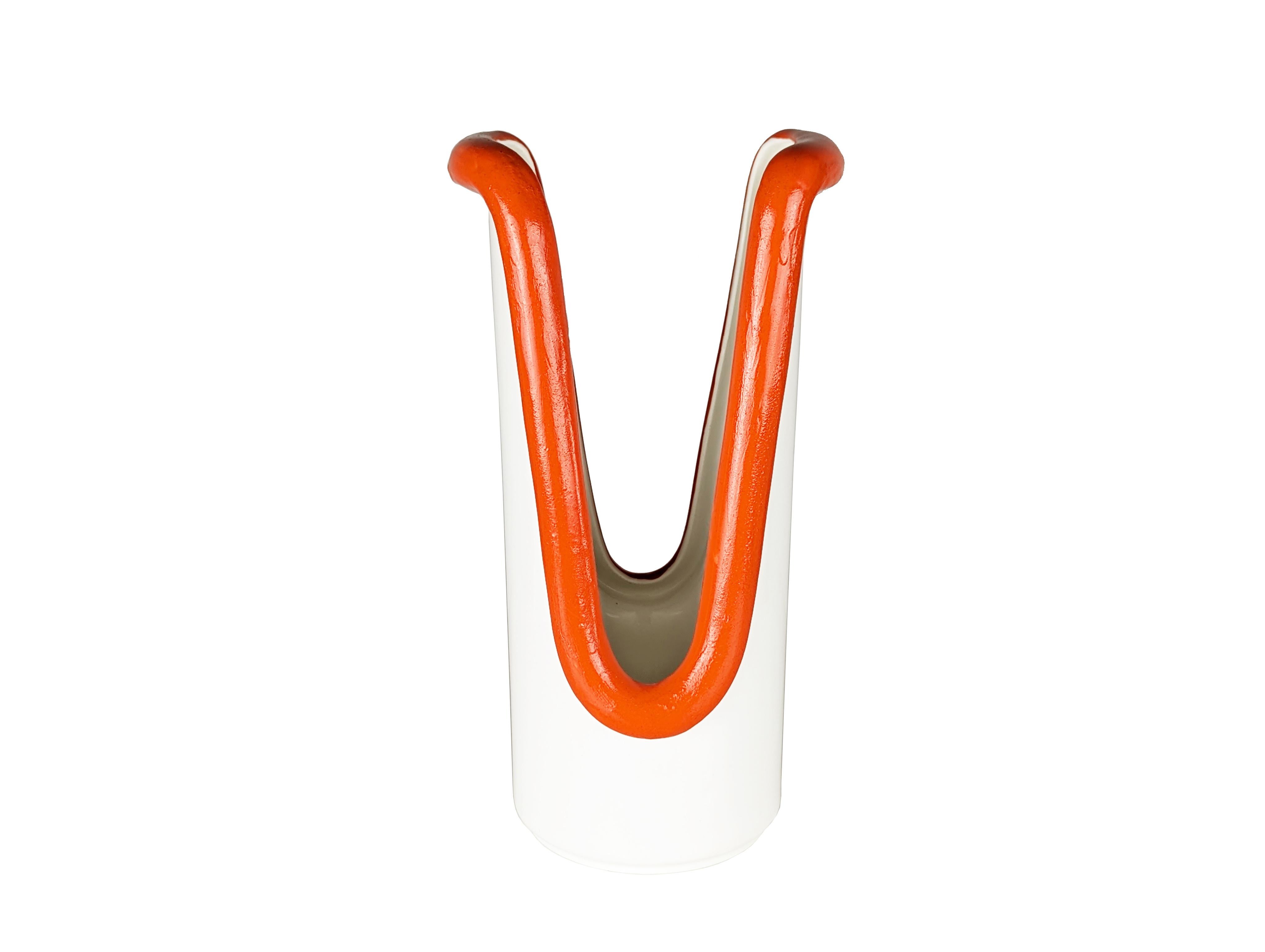Set da tavola scultoreo in ceramica bianca dipinta. Il set è composto da un portabottiglie, un porta tovaglioli e un contenitore per piatti. Ideale per servire un aperitivo o uno spuntino in stile vintage. I pezzi sono marcati 