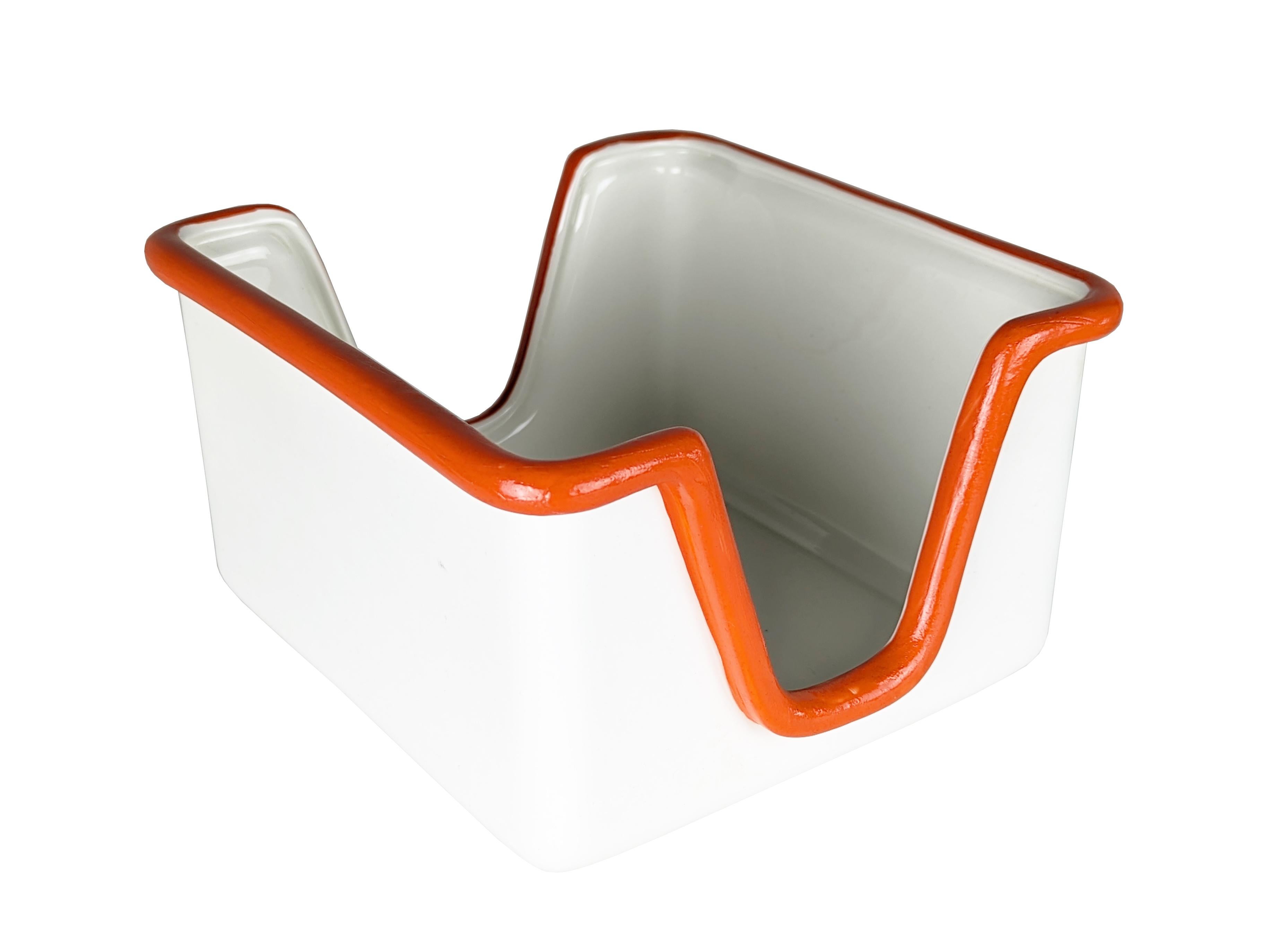 Set di 3 contenitori da tavola in ceramica italiana bianca e arancione degli anni '70 In condizioni buone in vendita a Varese, Lombardia