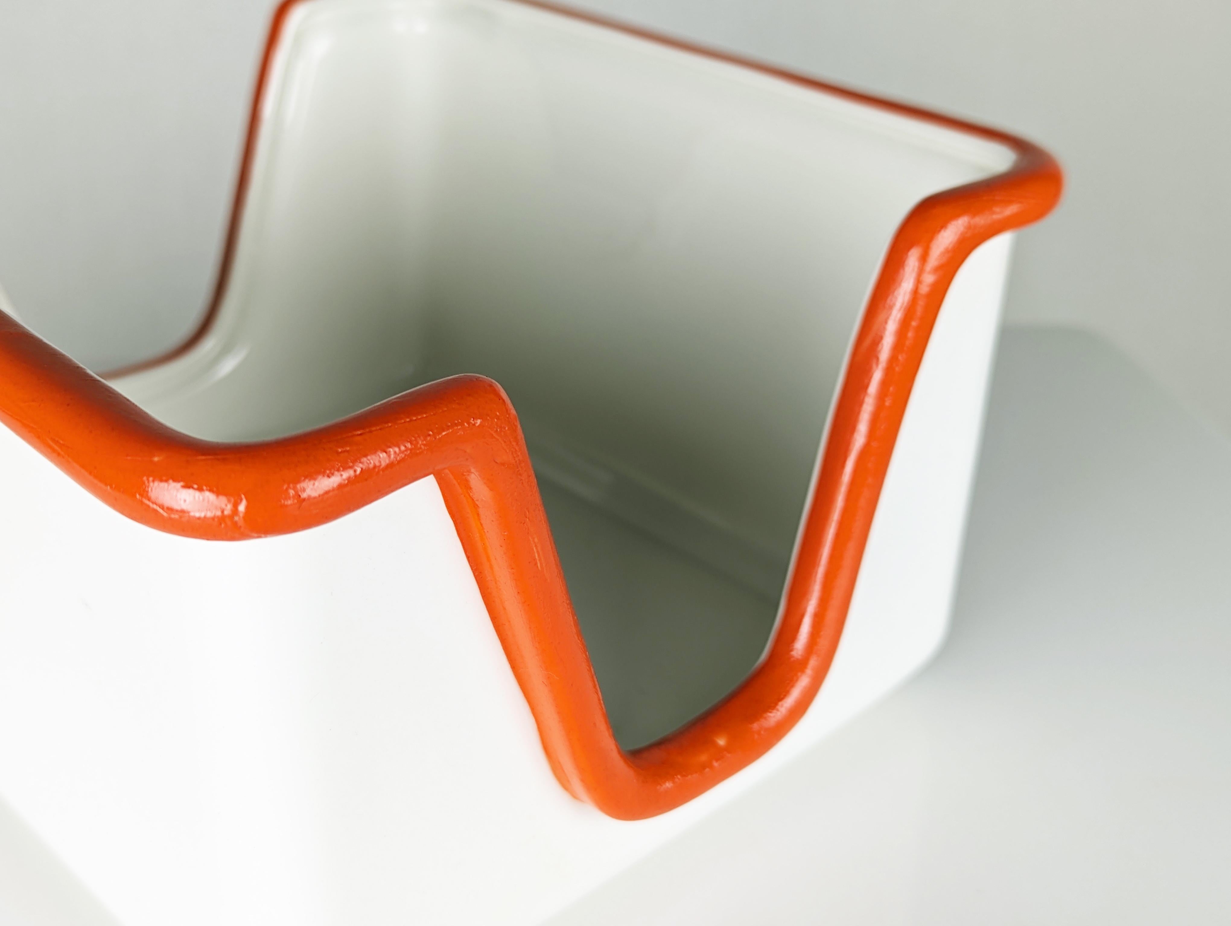 Set di 3 contenitori da tavola in ceramica italiana bianca e arancione degli anni '70 in vendita 1