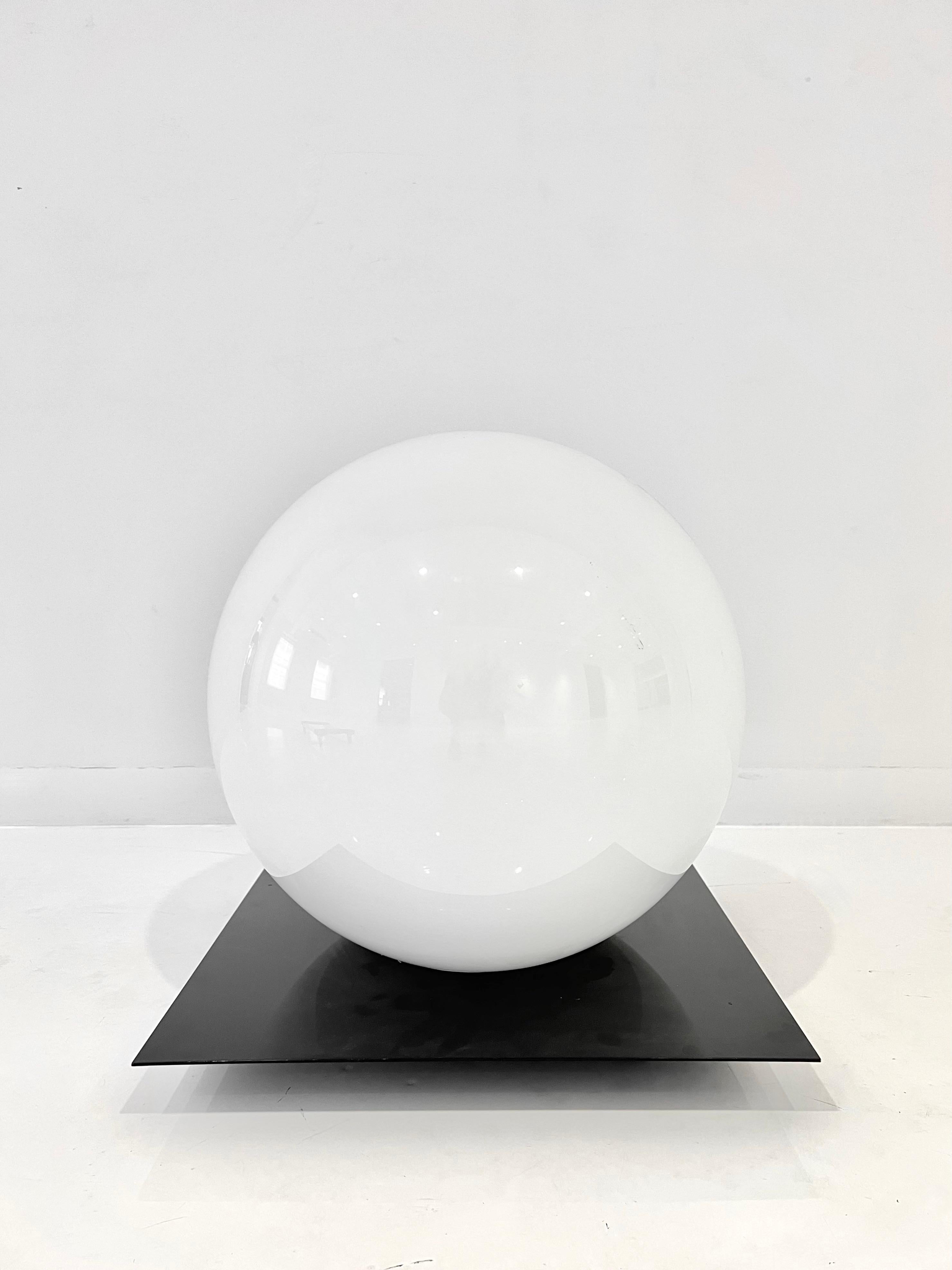 Lampada da terra italiana a sfera bianca degli anni '70, montata su una piattaforma in metallo verniciato a polvere nera.