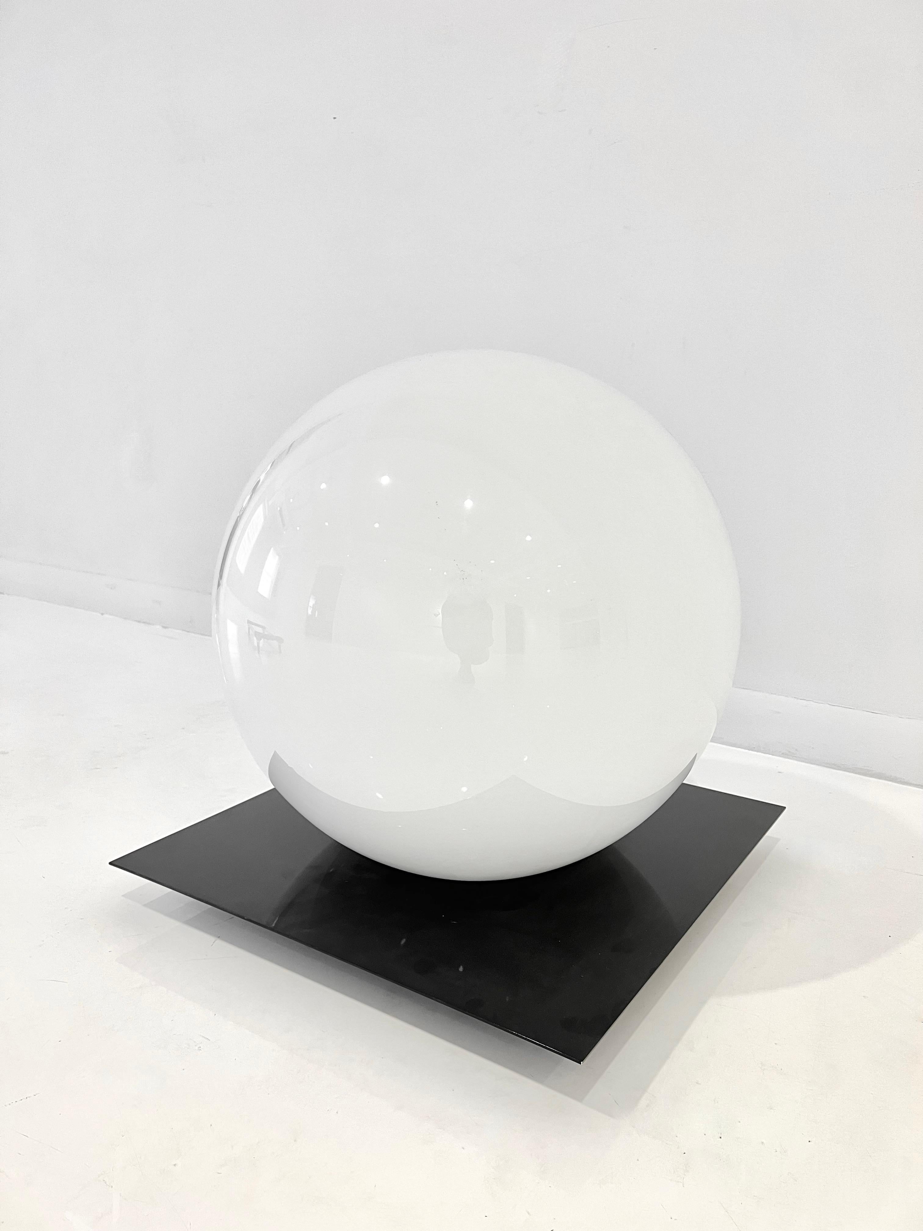 Mid-Century moderno Lampada da terra italiana Whiting a forma di globo in vendita