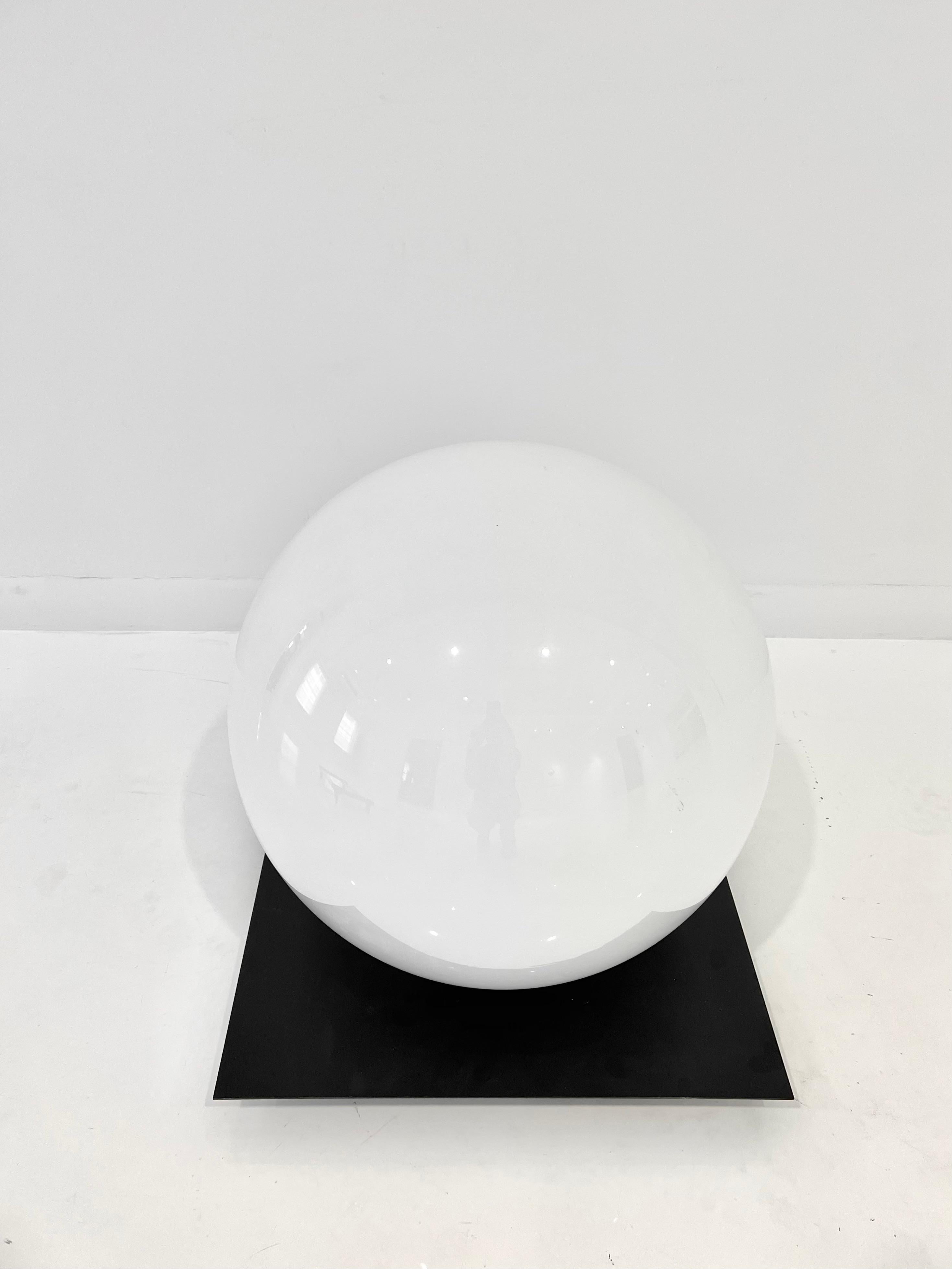 Italiano Lampada da terra italiana Whiting a forma di globo in vendita