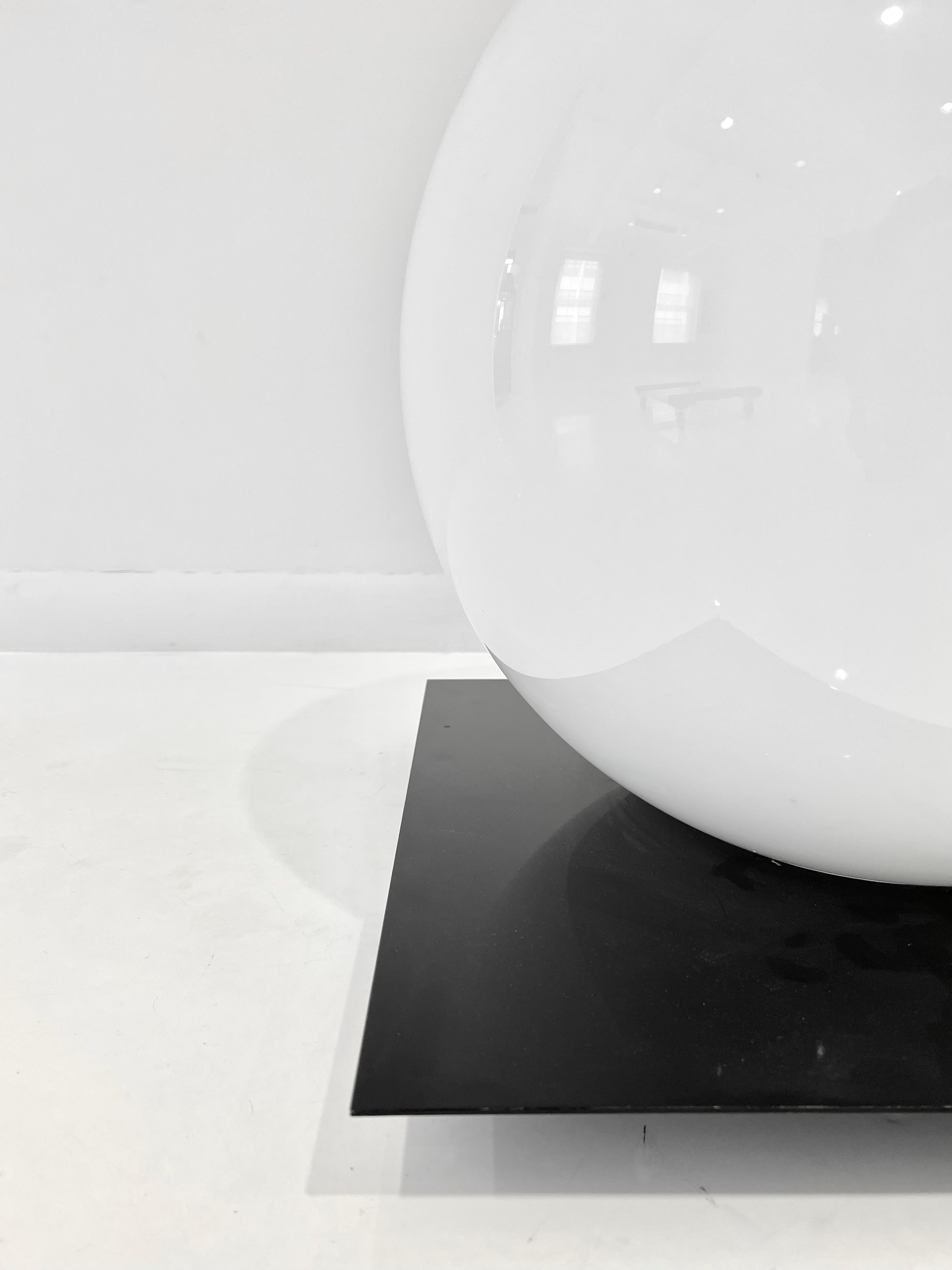Lampada da terra italiana Whiting a forma di globo In condizioni buone in vendita a New York, NY