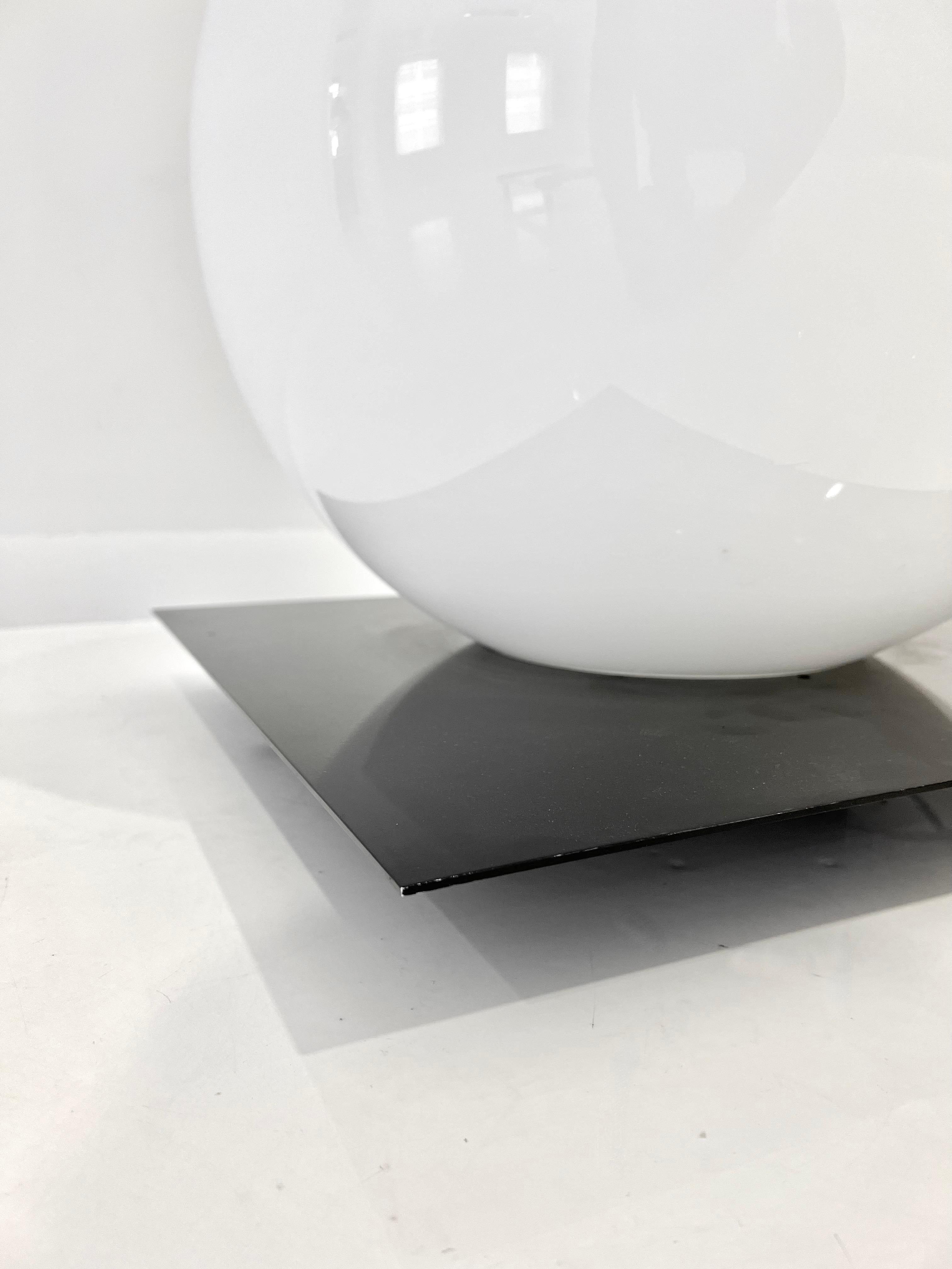 Metallo Lampada da terra italiana Whiting a forma di globo in vendita