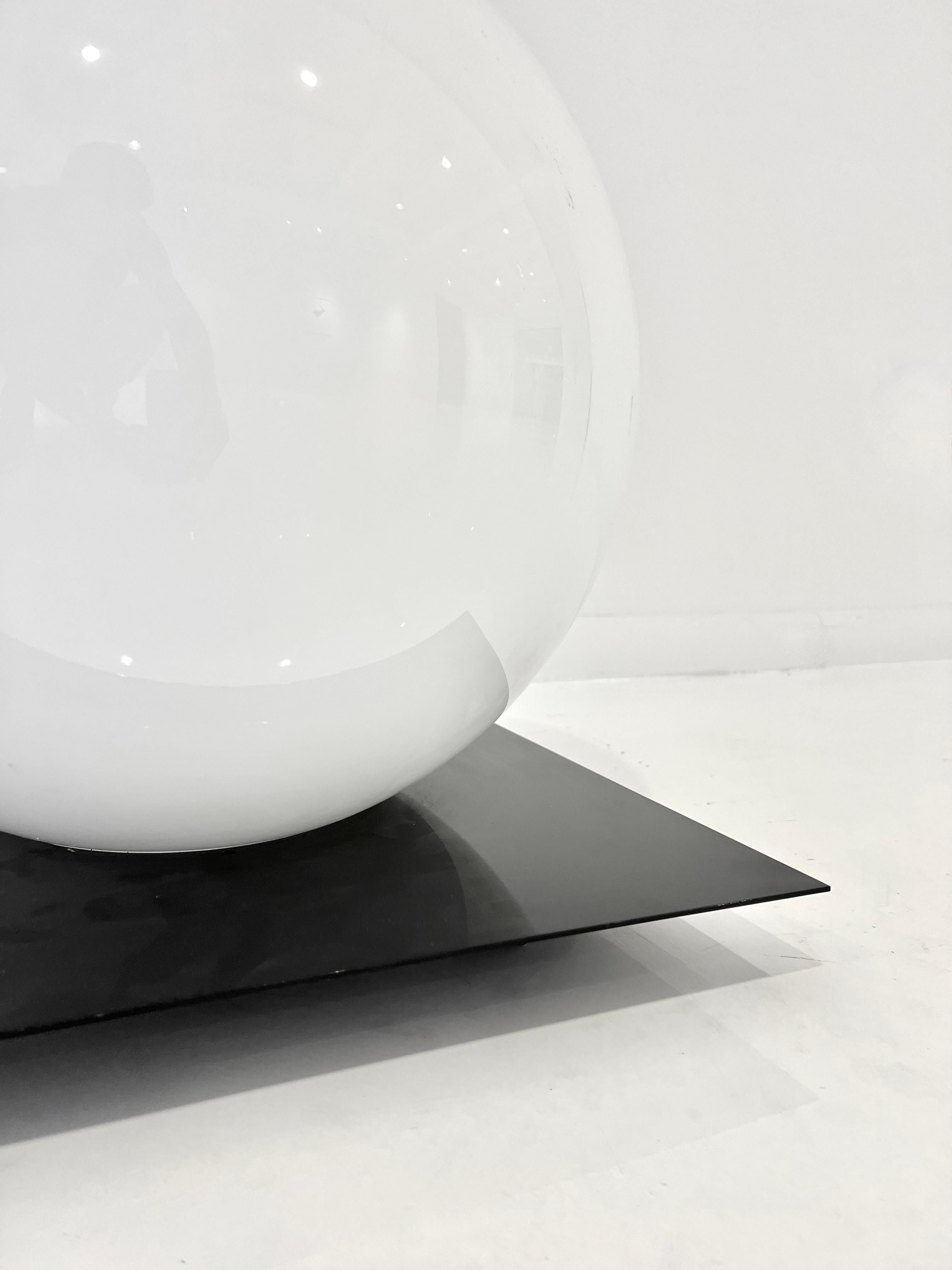 Lampada da terra italiana Whiting a forma di globo in vendita 1
