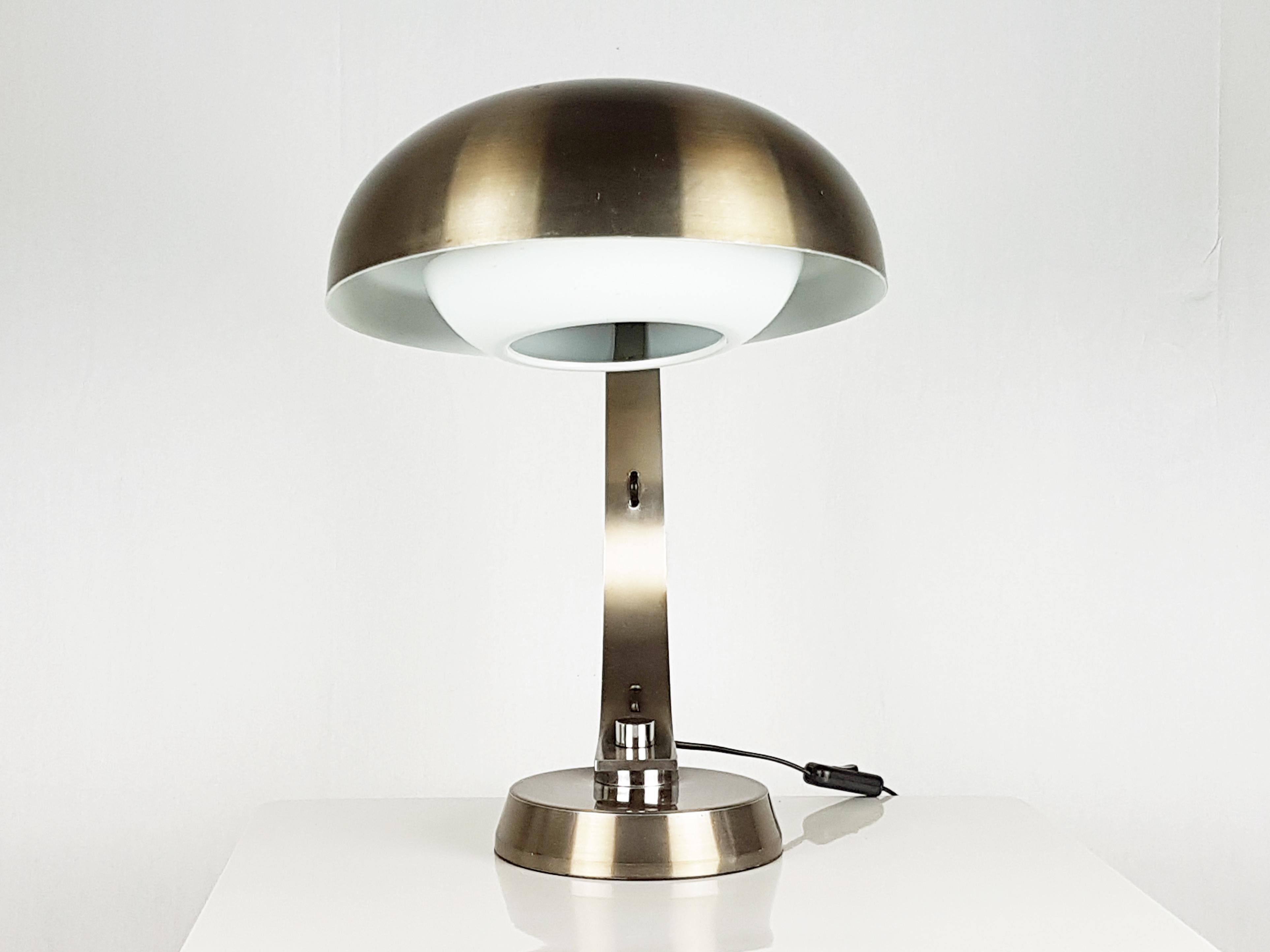 Mid-20th Century Italian White Painted and Anodized Aluminum 1960s Table Lamp with Bronze Finish For Sale