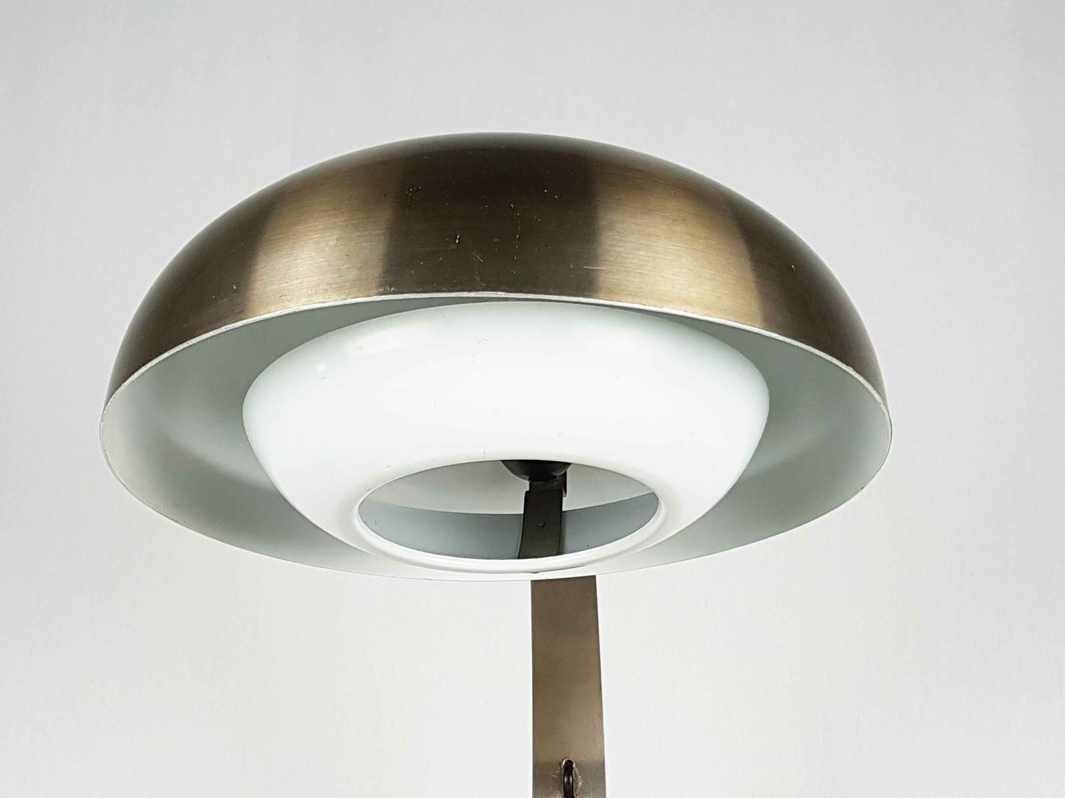 Italian White Painted and Anodized Aluminum 1960s Table Lamp with Bronze Finish For Sale 1