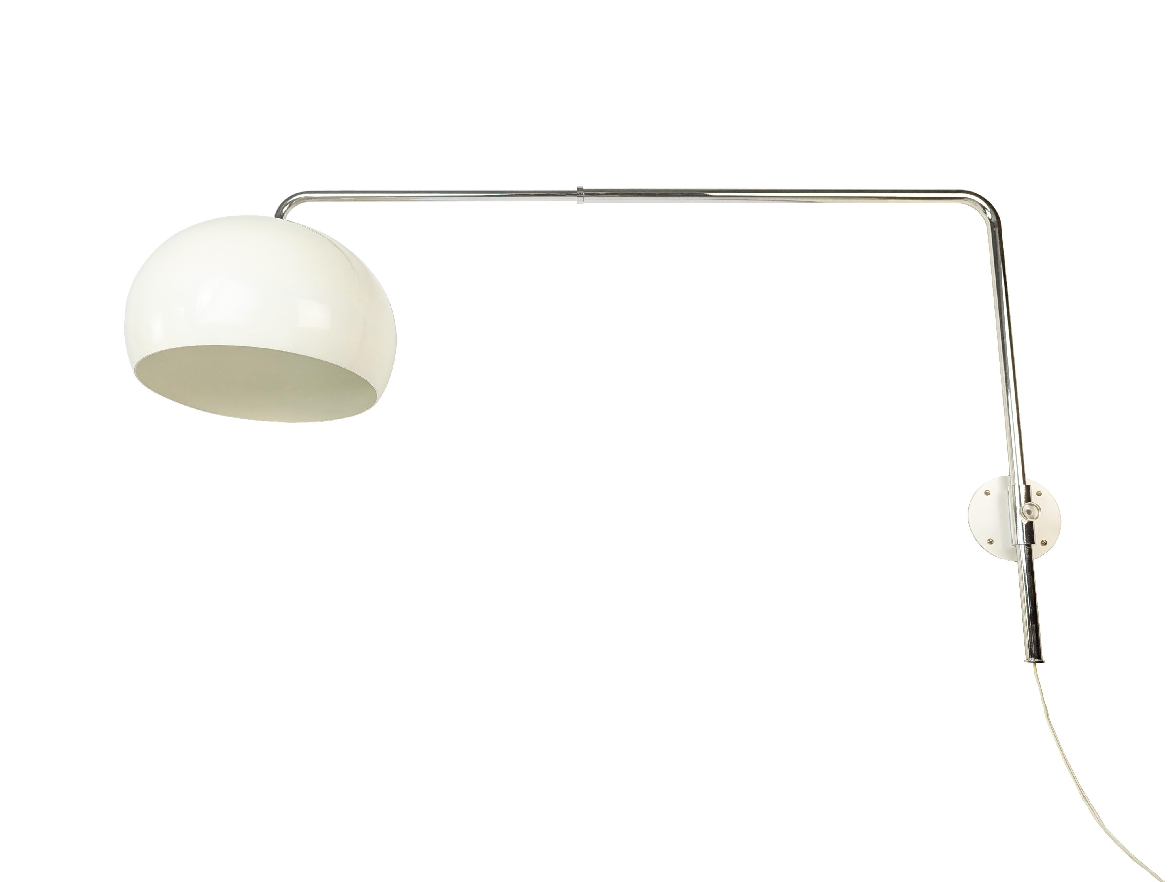 Applique avec bras télescopique (longueur totale de 95 cm à 145 cm). Tige tubulaire chromée, abat-jour et support mural en métal peint en blanc. Butée de réglage de la hauteur en plexiglas transparent.
La lampe est réglable en longueur grâce à son