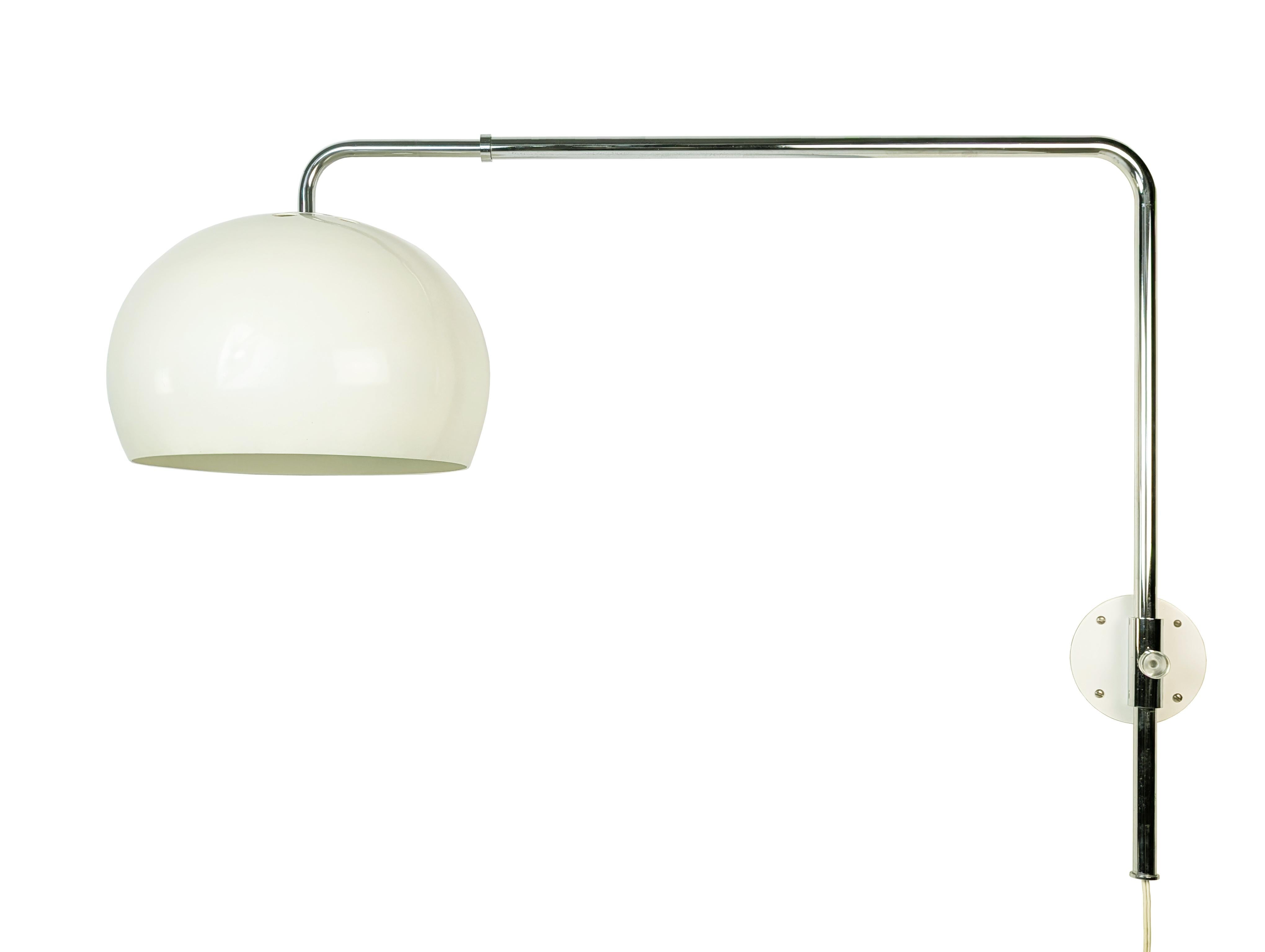 Ère spatiale Applique italienne à bras extensible des années 1970, peinte en blanc et en métal chromé. en vente
