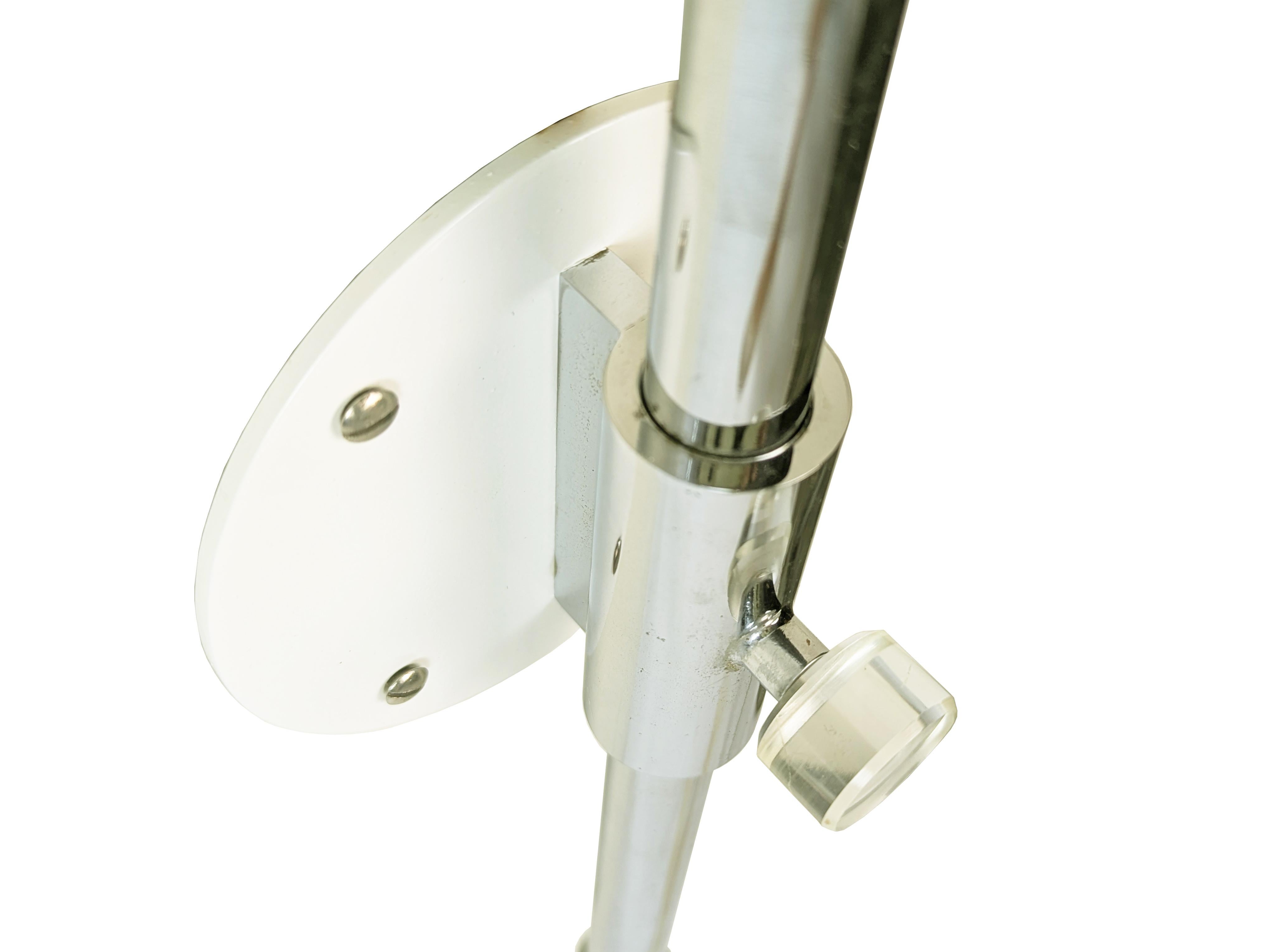 Aluminium Applique italienne à bras extensible des années 1970, peinte en blanc et en métal chromé. en vente
