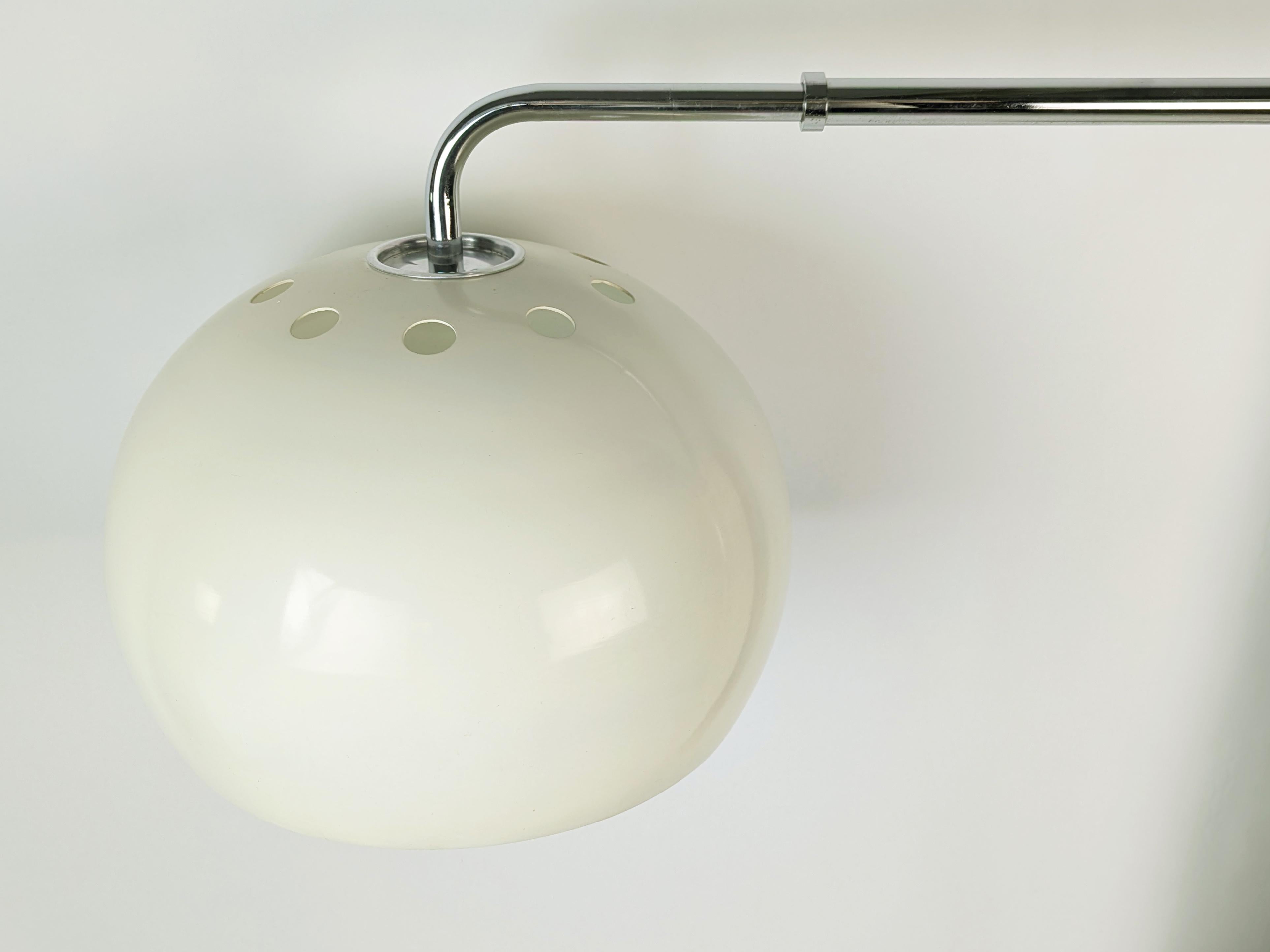 Applique italienne à bras extensible des années 1970, peinte en blanc et en métal chromé. en vente 1