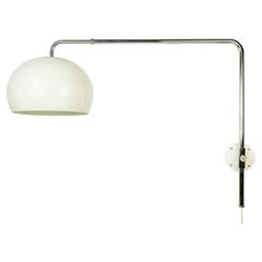 Applique italienne à bras extensible des années 1970, peinte en blanc et en métal chromé.