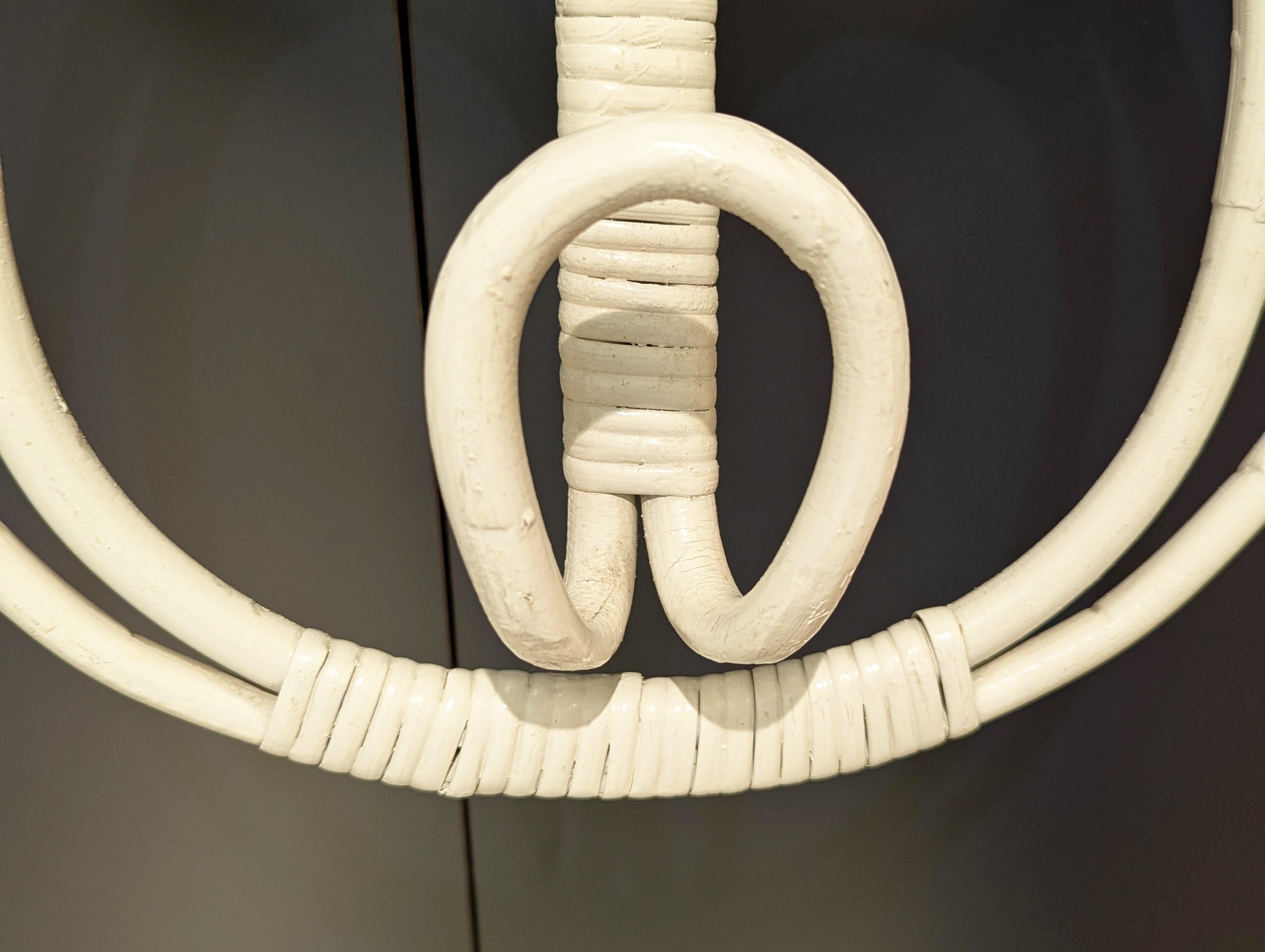 Dieser italienische Garderobenständer wurde von Franca Helg entworfen und in den frühen 1960er Jahren in Italien von Vittorio Bonacina hergestellt. Er wurde aus Rattan gefertigt und später weiß gestrichen. Ausgezeichneter Vintage-Zustand