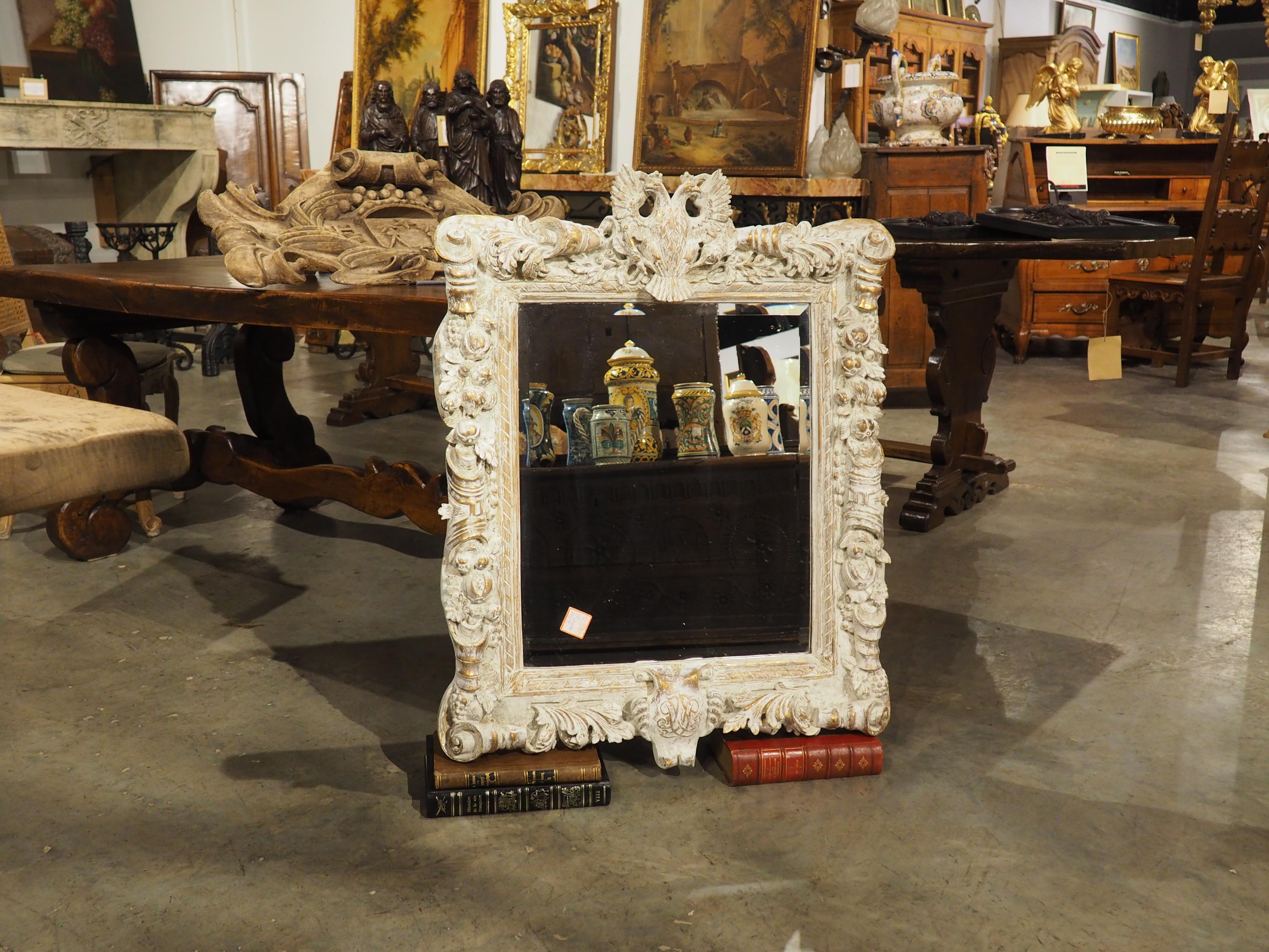 Miroir italien à composition de feuilles blanches avec cartouche d'aigle double, 20e siècle en vente 7