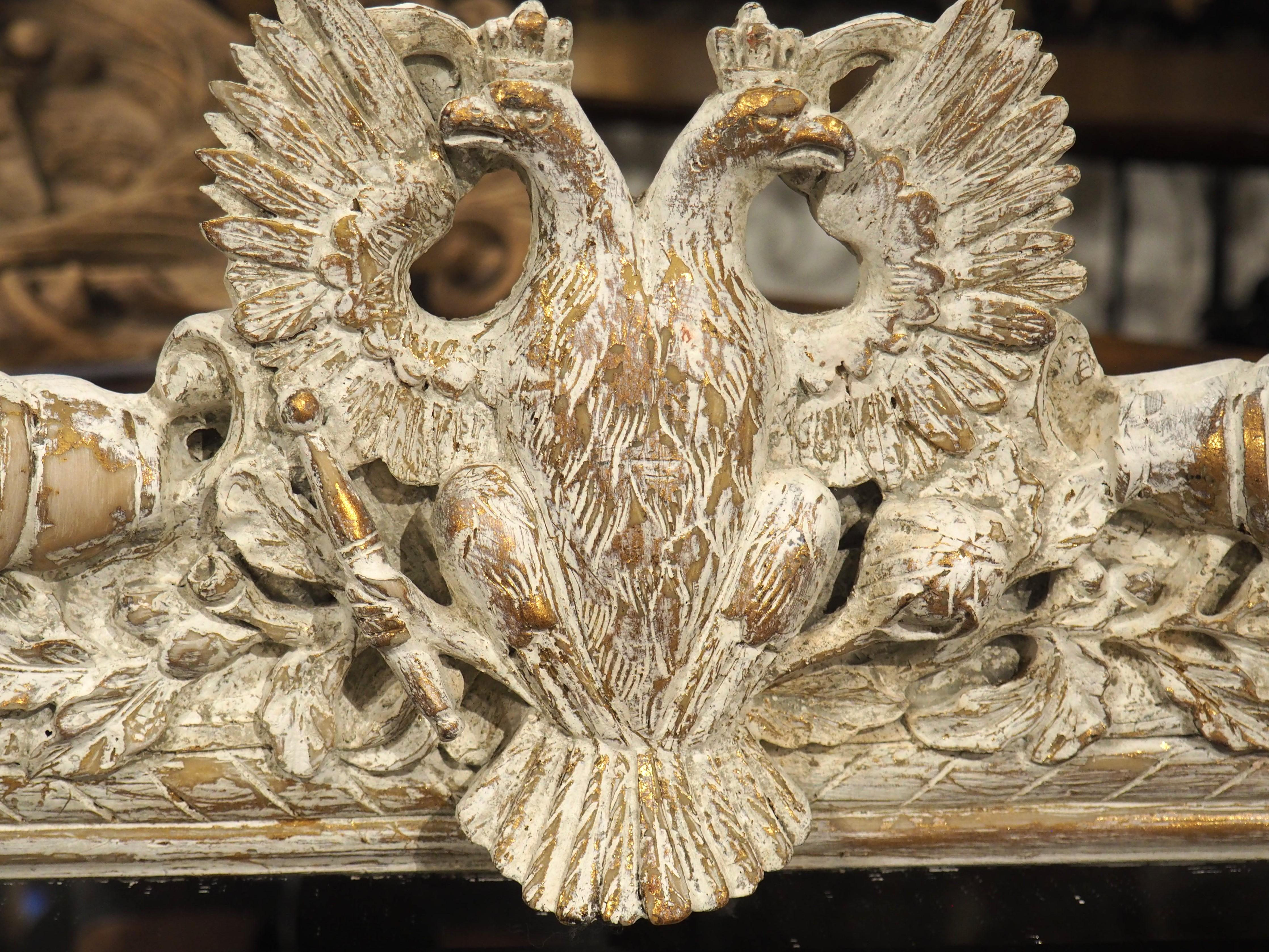 Sculpté à la main Miroir italien à composition de feuilles blanches avec cartouche d'aigle double, 20e siècle en vente