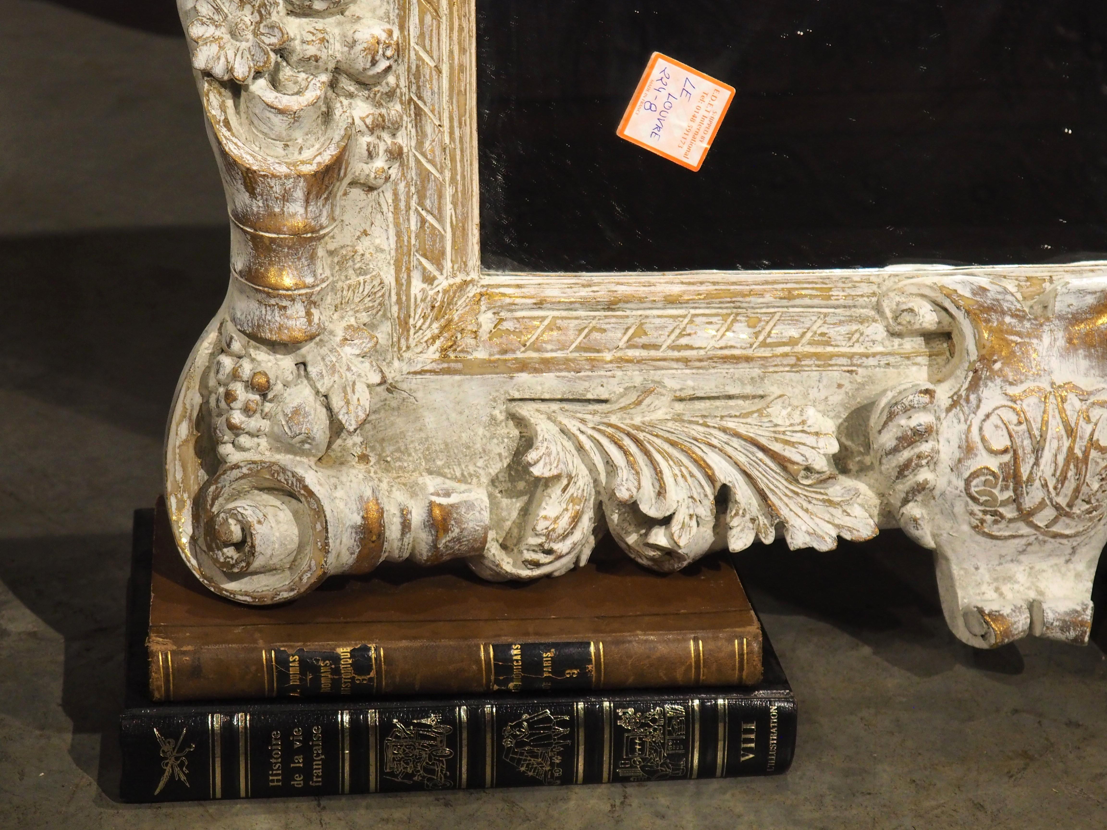 Miroir italien à composition de feuilles blanches avec cartouche d'aigle double, 20e siècle Bon état - En vente à Dallas, TX