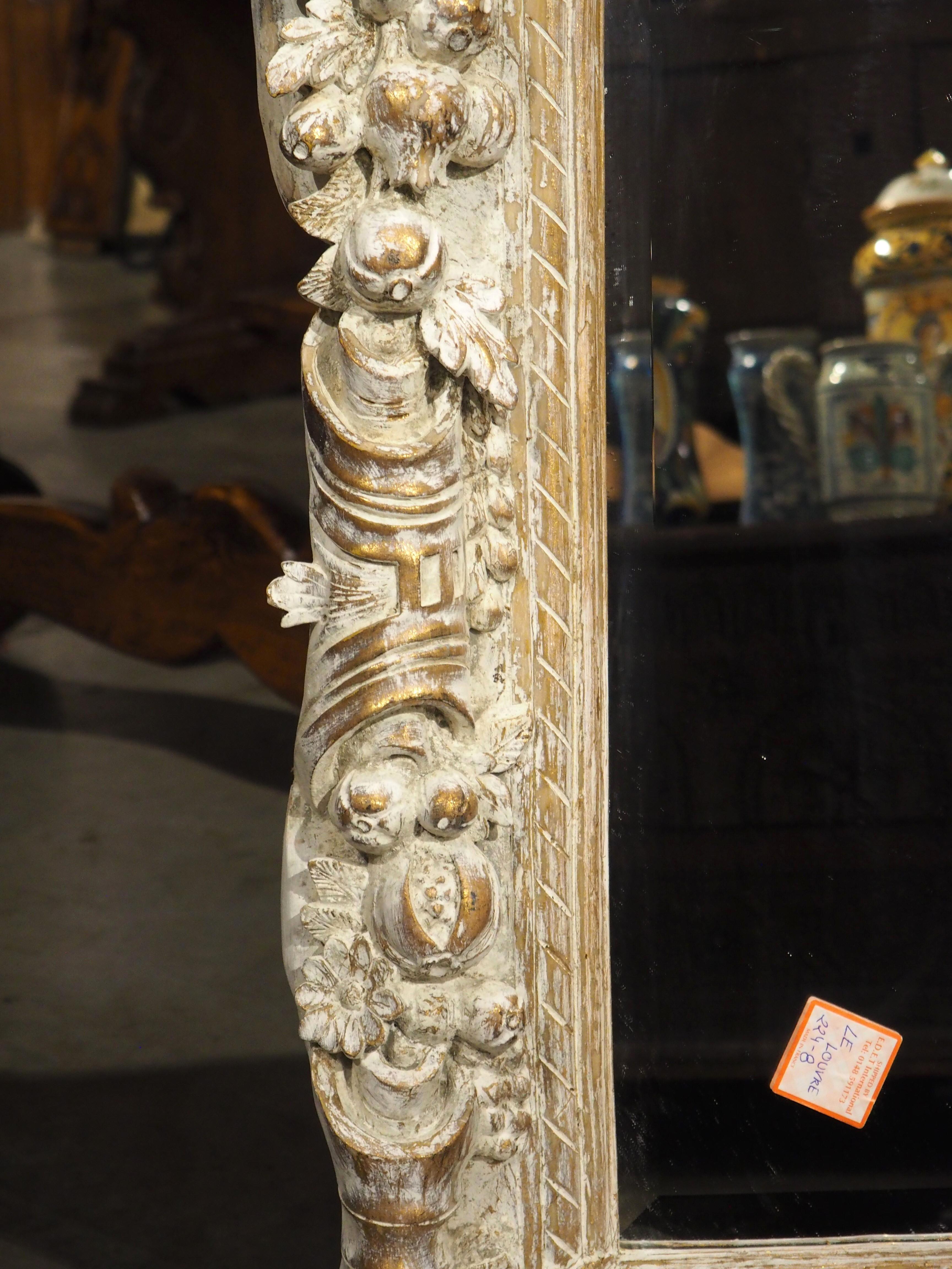 20ième siècle Miroir italien à composition de feuilles blanches avec cartouche d'aigle double, 20e siècle en vente