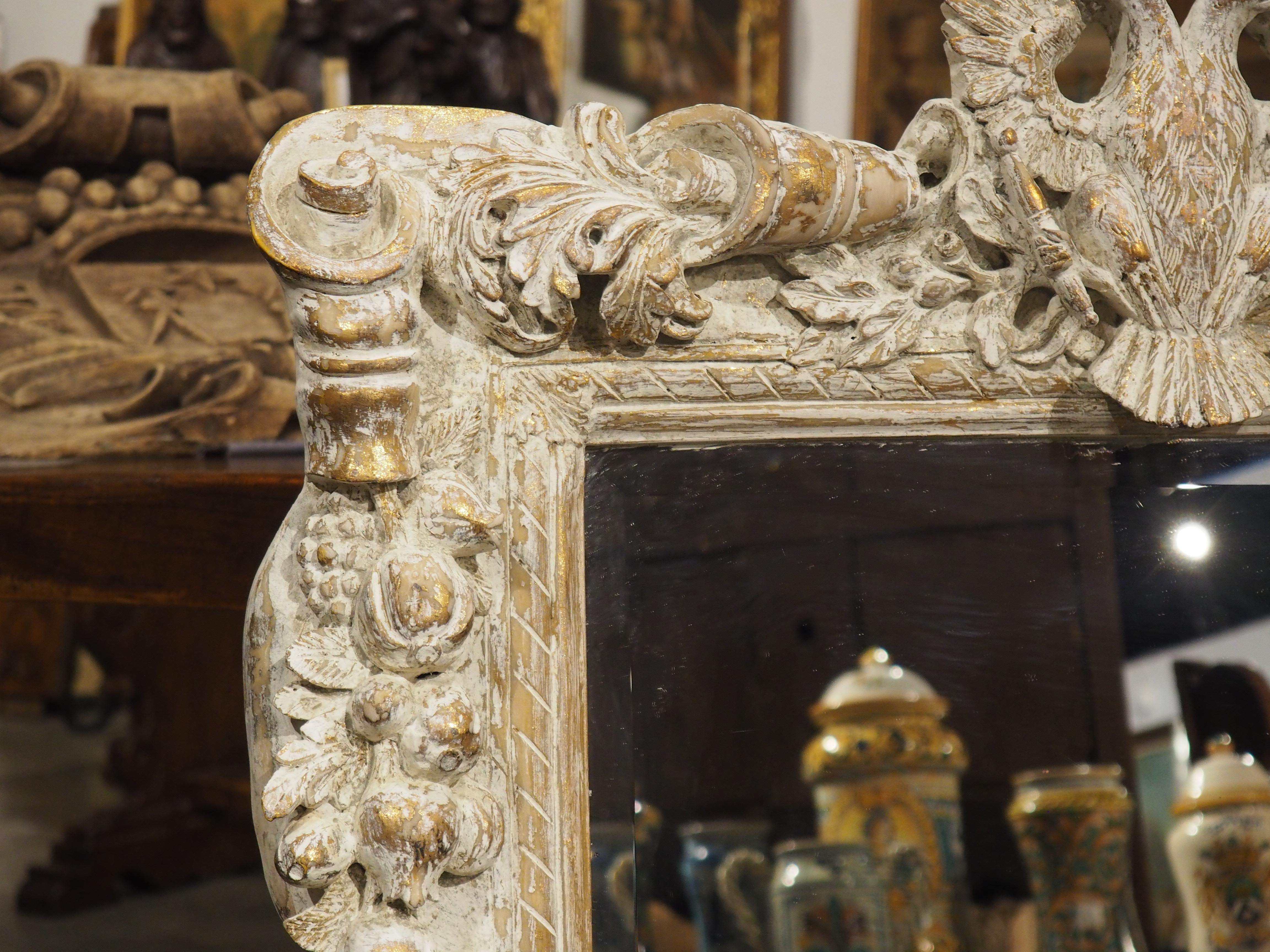 Miroir italien à composition de feuilles blanches avec cartouche d'aigle double, 20e siècle en vente 1