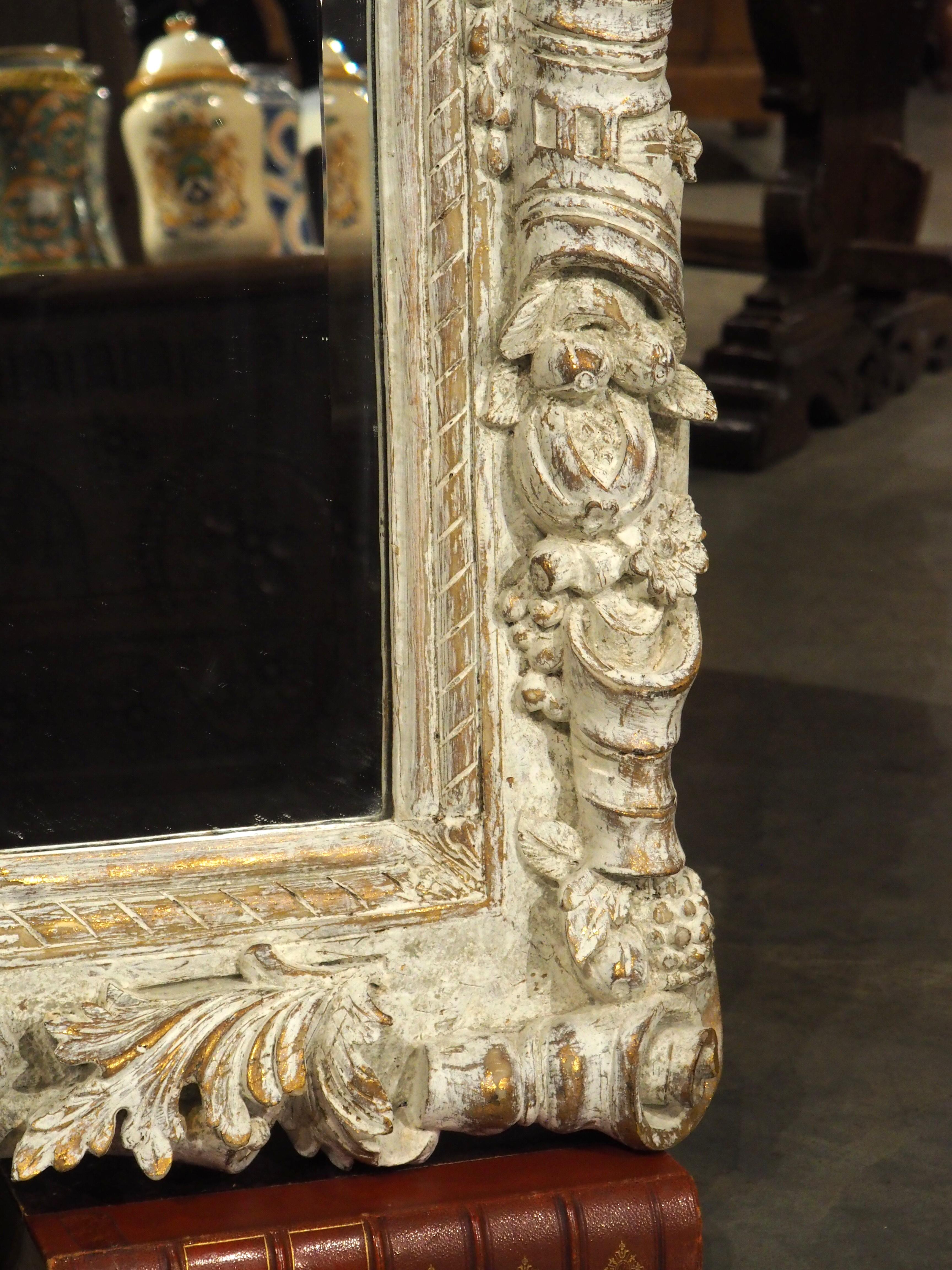 Miroir italien à composition de feuilles blanches avec cartouche d'aigle double, 20e siècle en vente 2