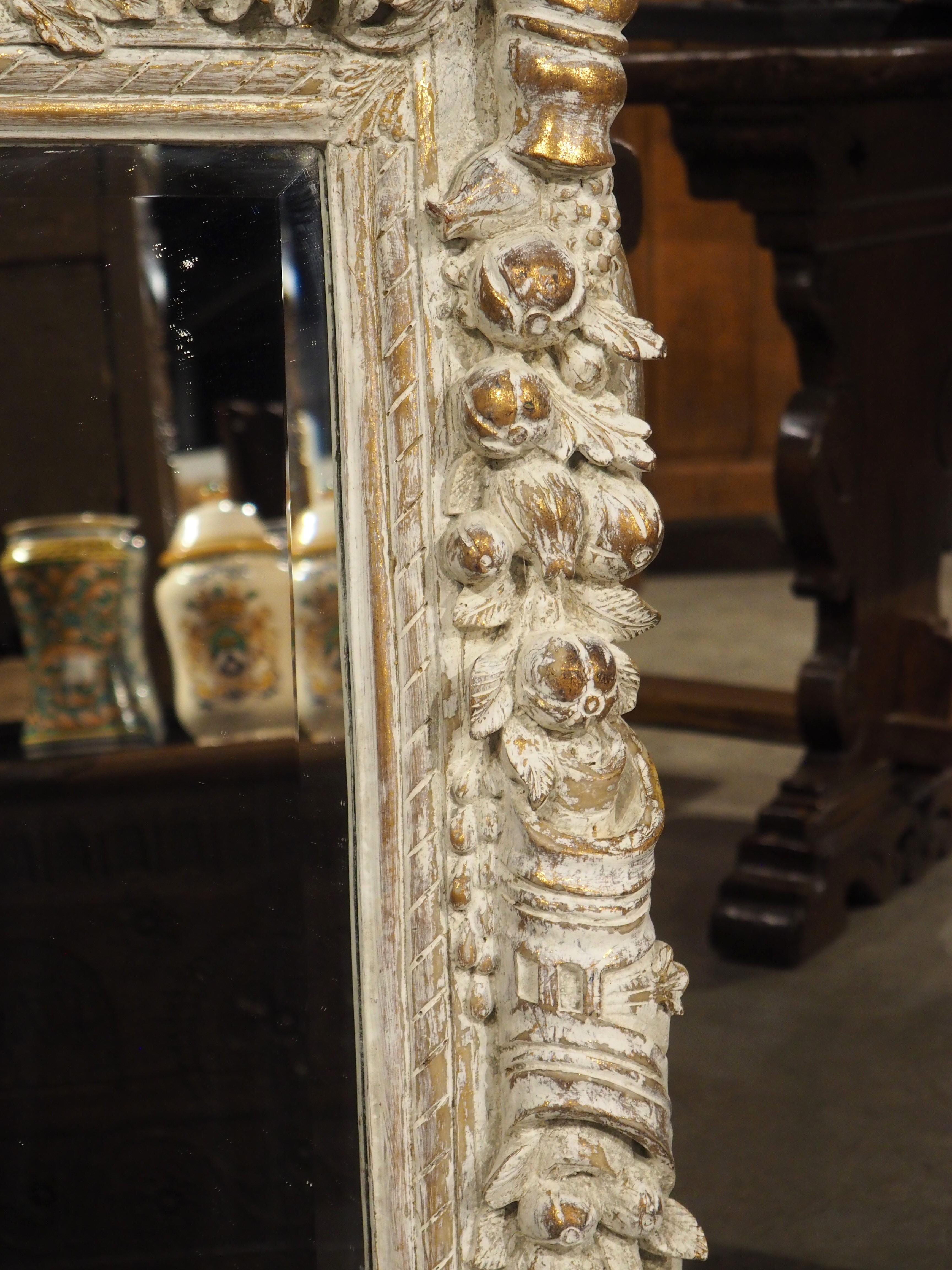 Miroir italien à composition de feuilles blanches avec cartouche d'aigle double, 20e siècle en vente 4