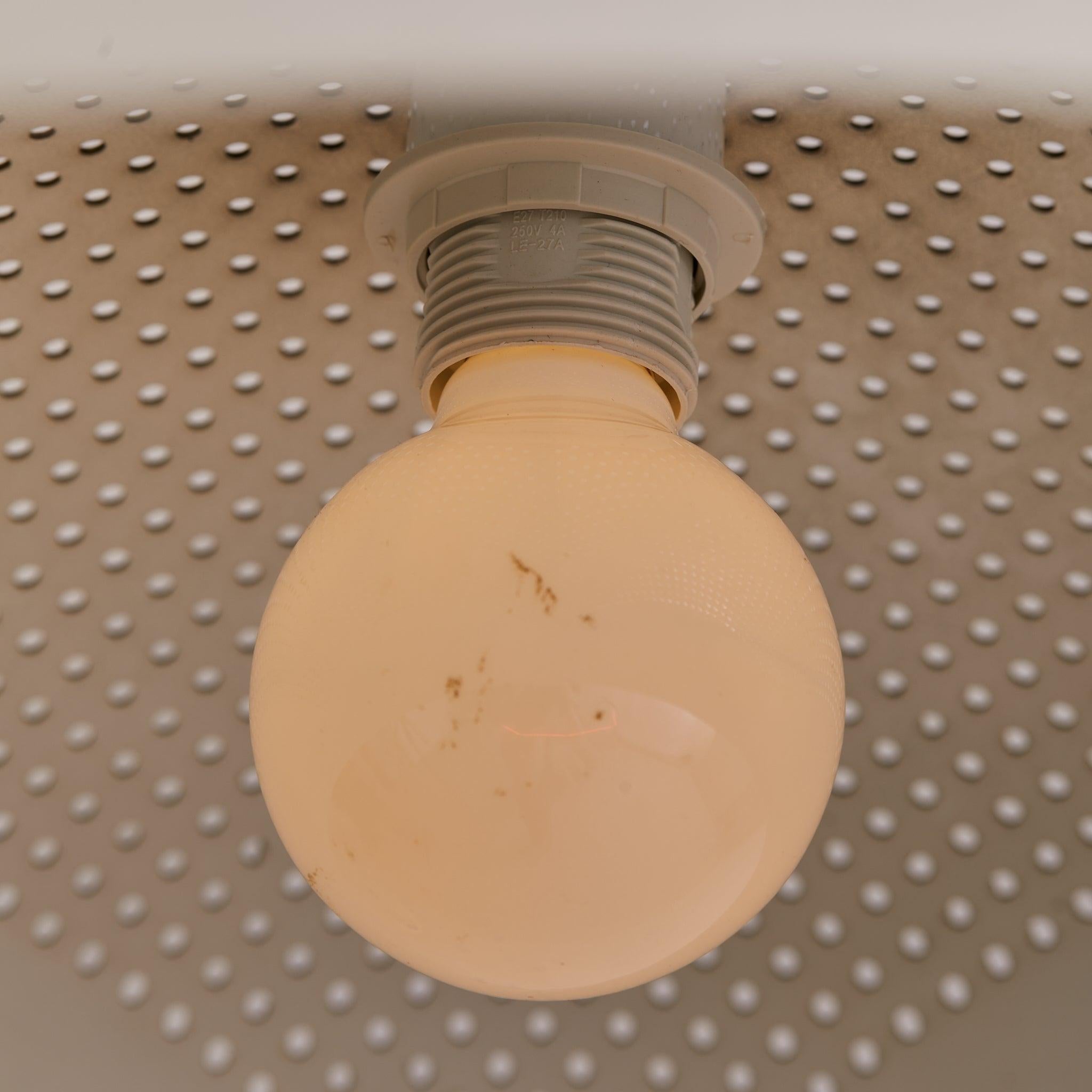 Italienische Pendelleuchte aus weißem, gelochtem Metall von Pruluce Vicenza, 1970er Jahre im Angebot 2