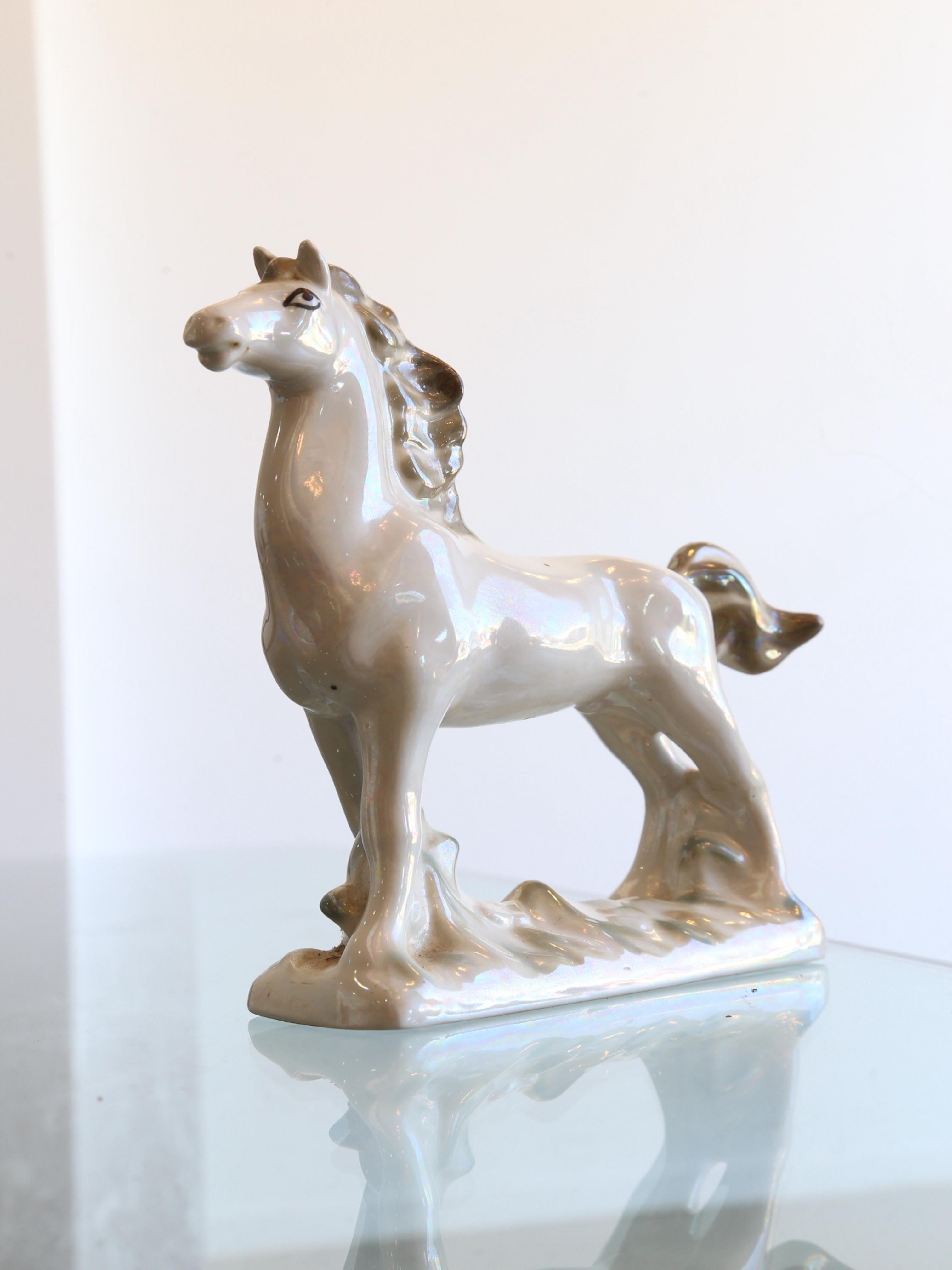 Italian White Perl Ceramic Horse, 1970s In Good Condition For Sale In Byron Bay, NSW