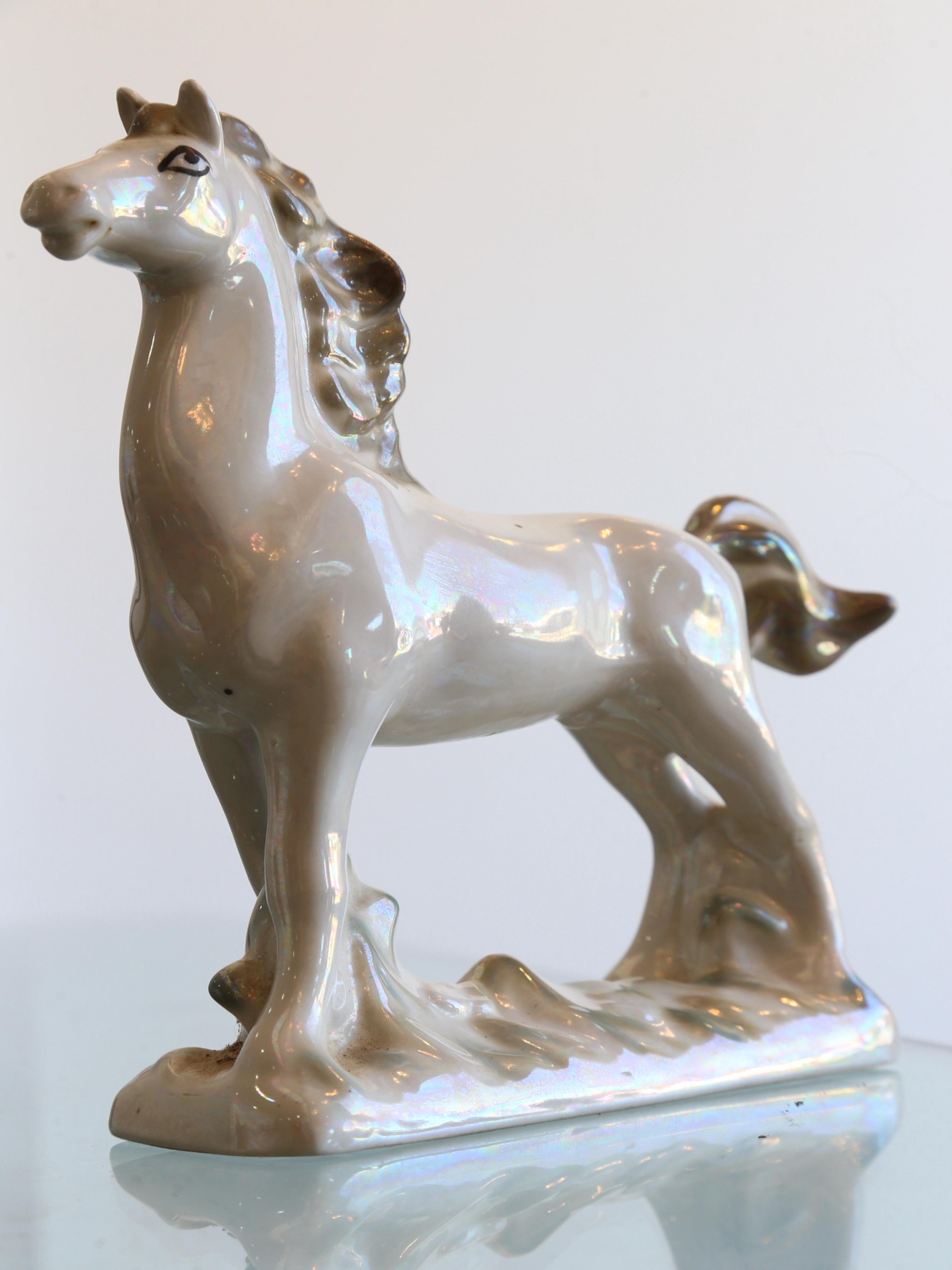 Italienisches weißes Perlmutt-Keramikpferd 1970er Jahre  im Angebot 1