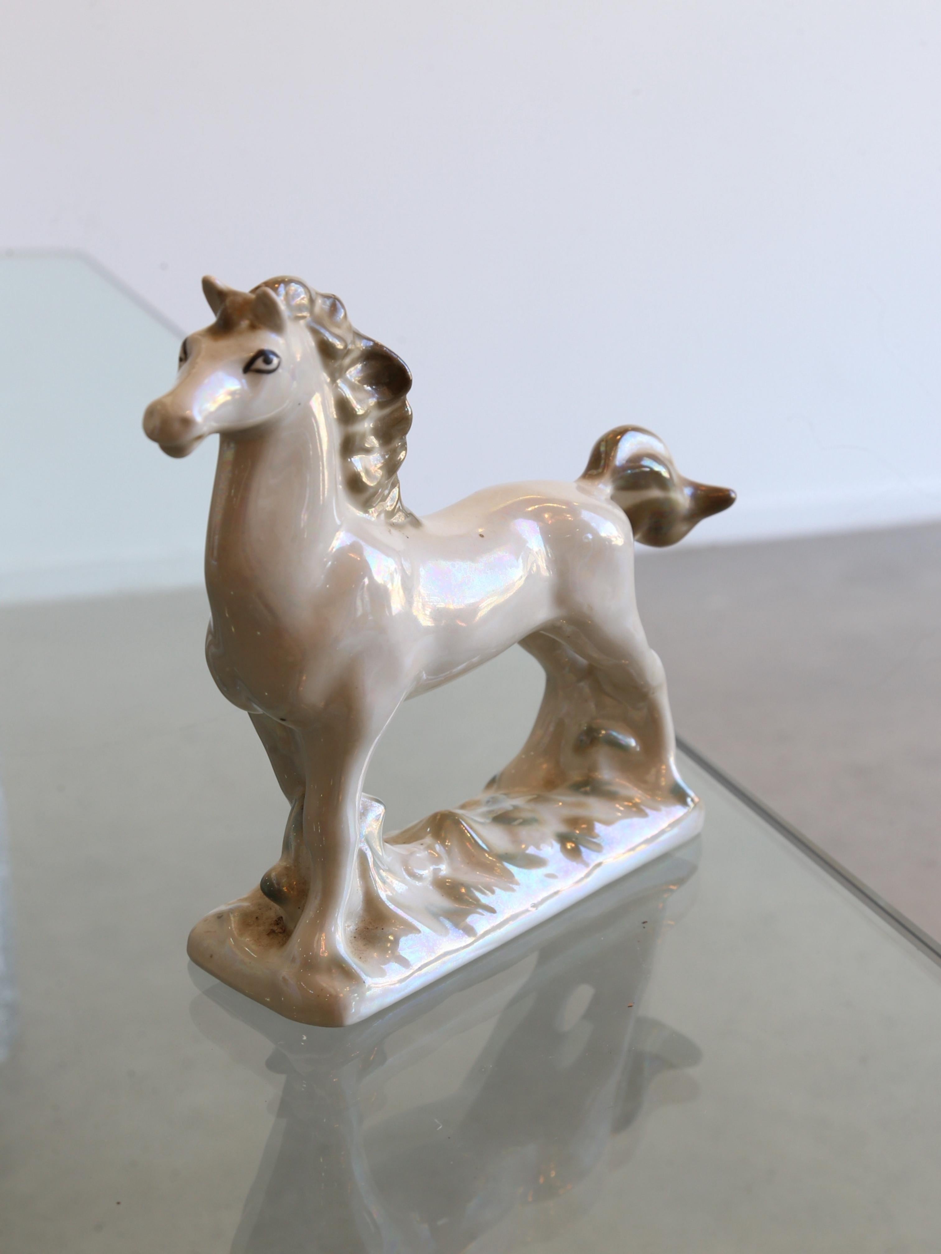 Italienisches weißes Perlmutt-Keramikpferd 1970er Jahre  im Angebot 2