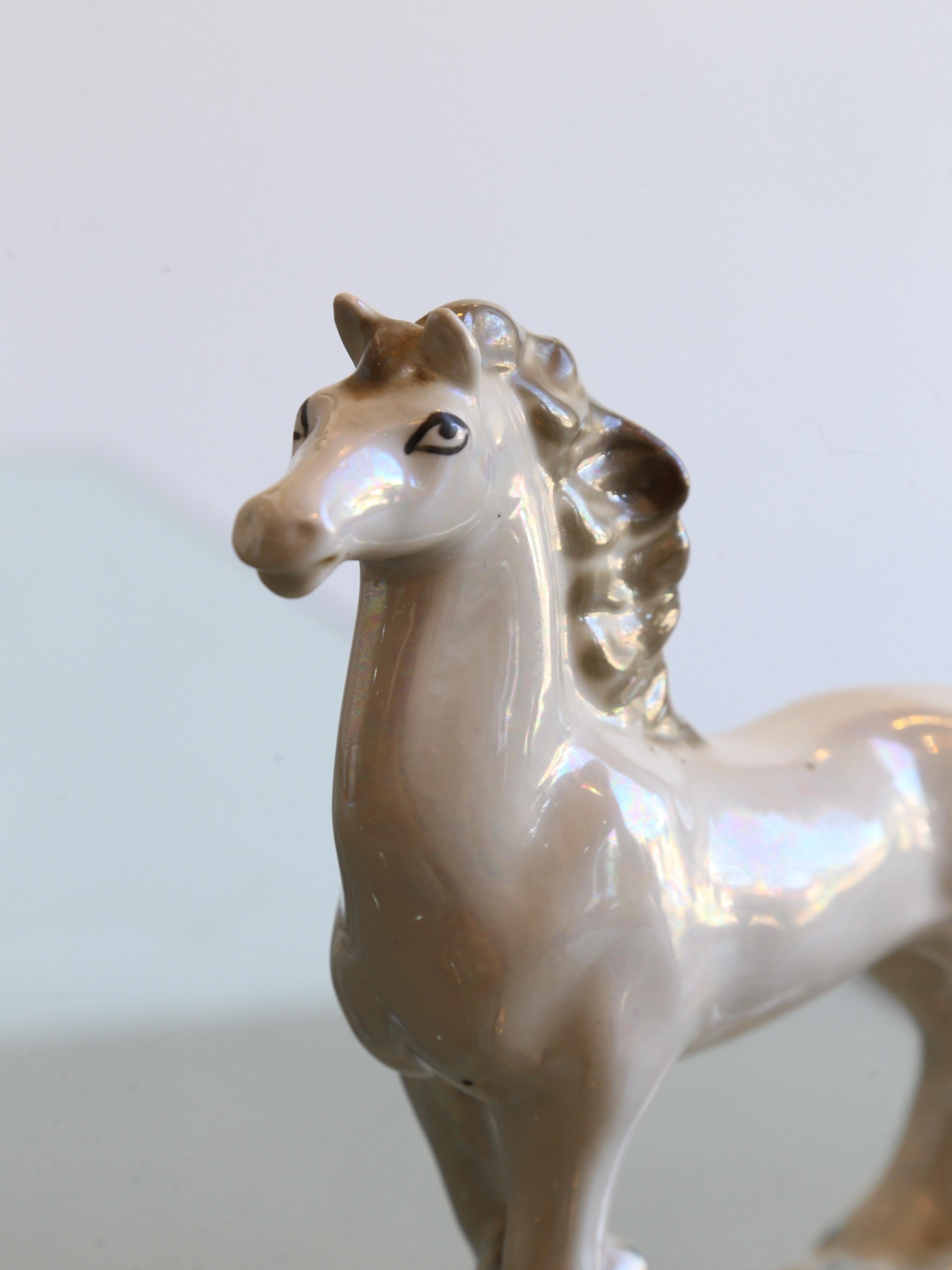 Italienisches weißes Perlmutt-Keramikpferd 1970er Jahre  im Angebot 3