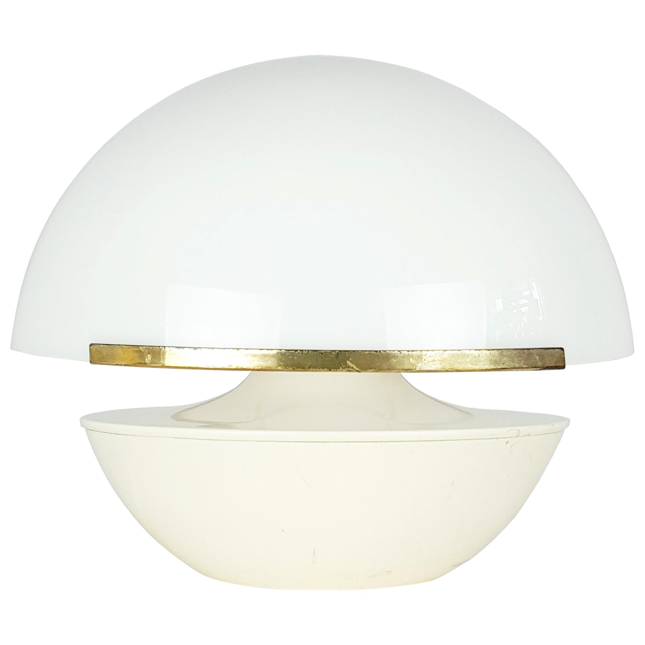 Lampe de bureau italienne des années 1960 avec abat-jour en perspex blanc, aluminium ivoire et laiton en vente