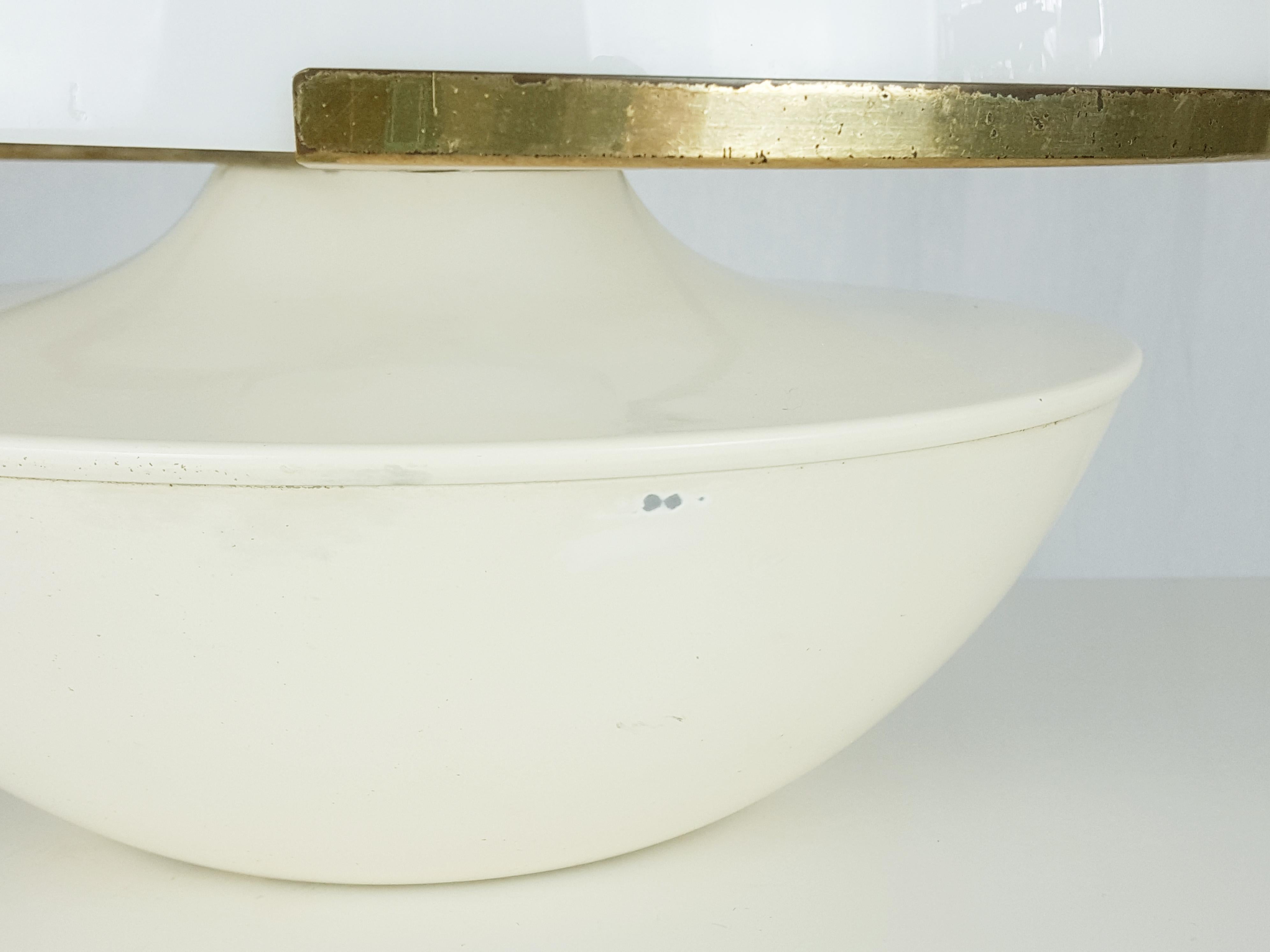 Soudé Lampe de bureau italienne des années 1960 avec abat-jour en perspex blanc, aluminium ivoire et laiton en vente