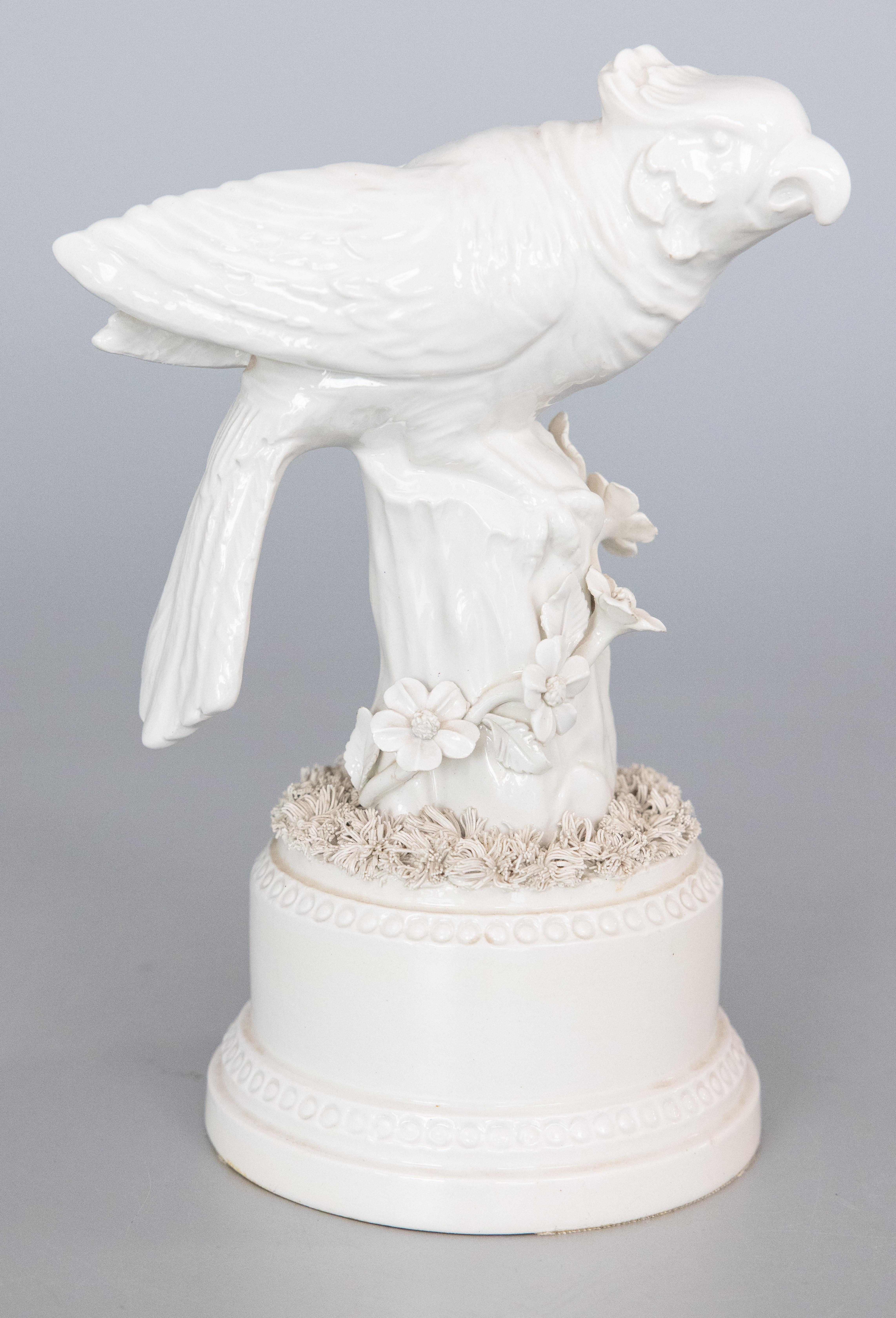 Italienische Blanc De Chine Papagei-Cockatiel-Vogel-Skulptur-Figur aus weißem Porzellan, Blanc De Chine im Angebot 4