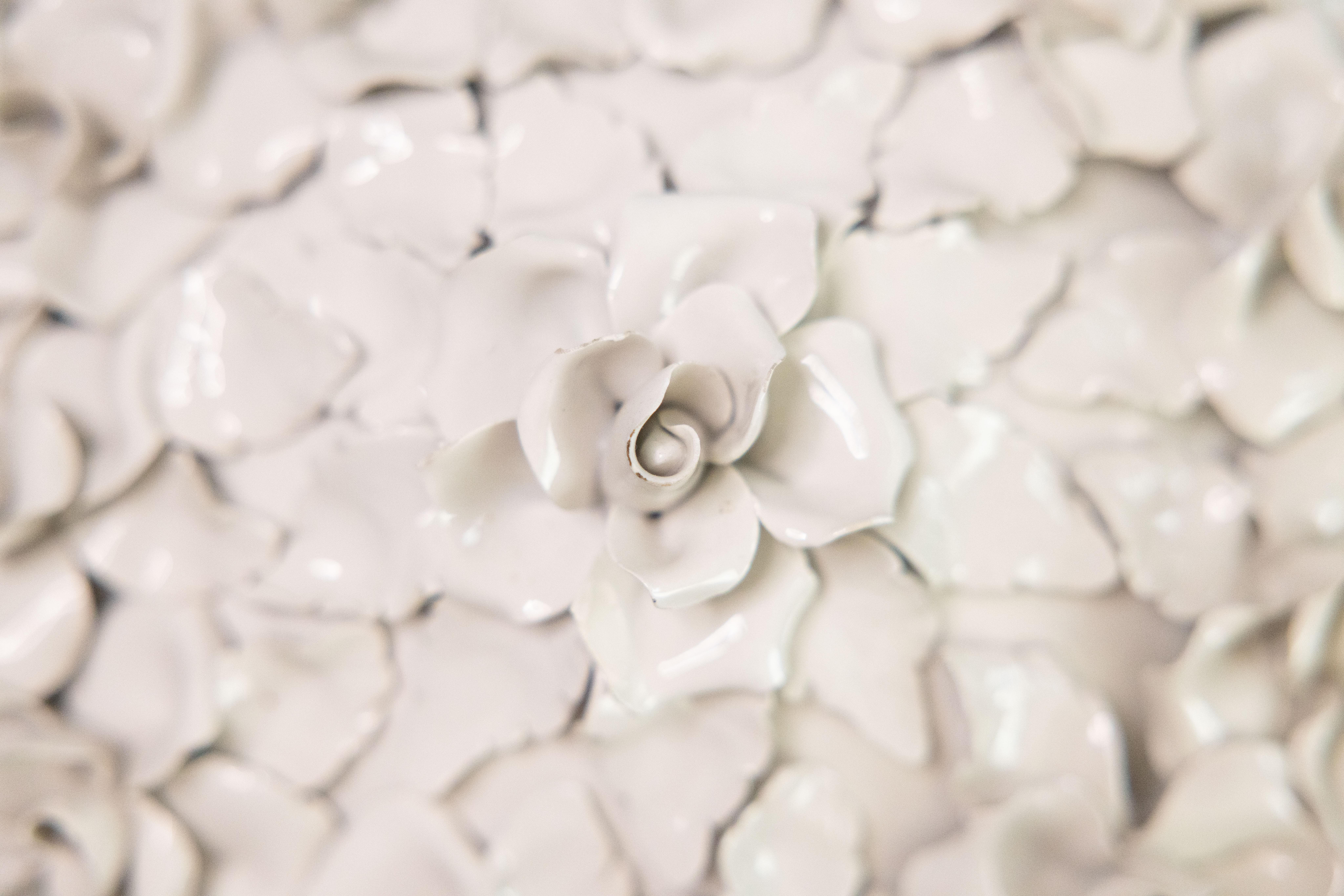 Soupière à couvercle en porcelaine blanche italienne Creamware Roses Centerpiece Bowl c.1950 en vente 5