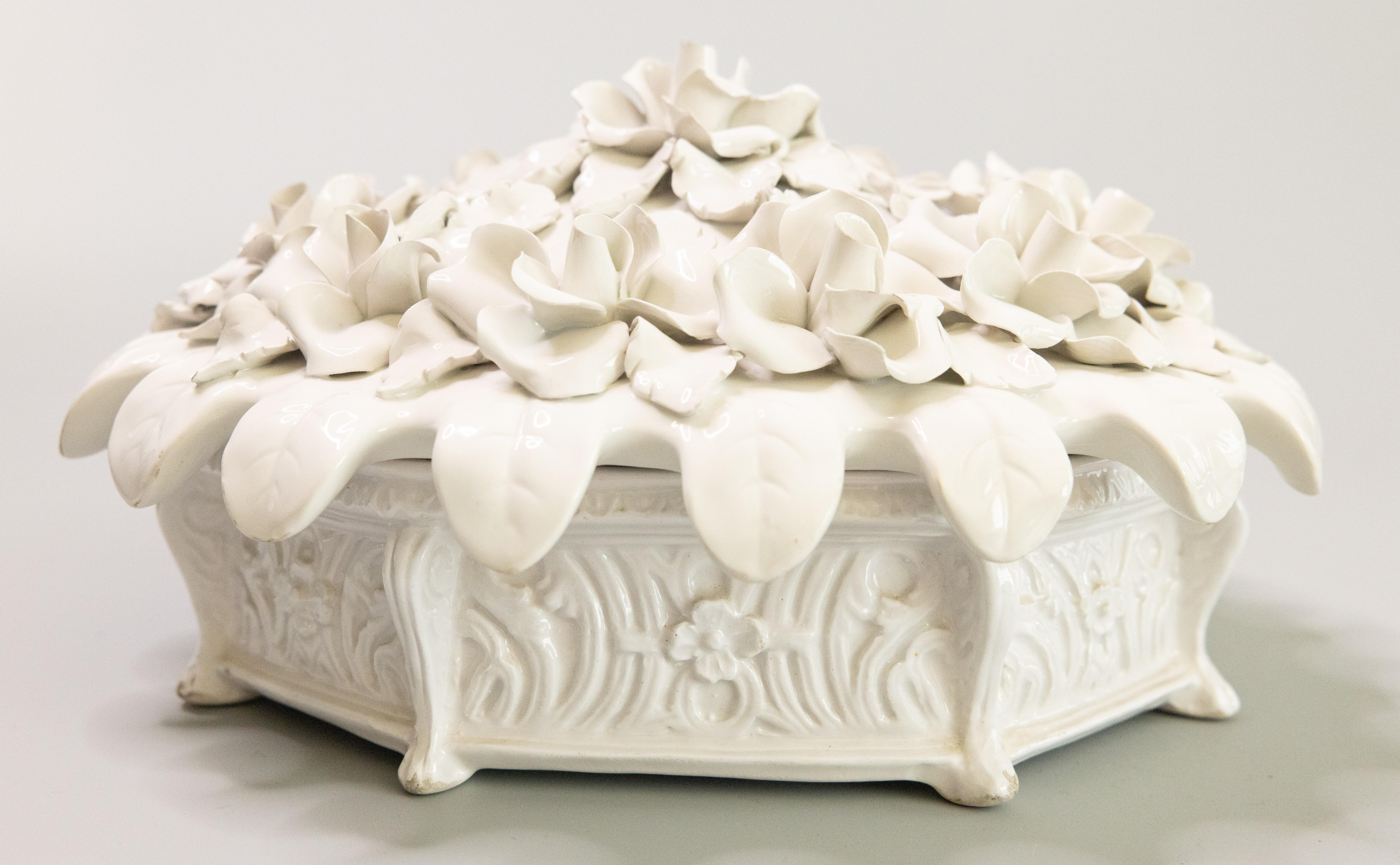 Soupière à couvercle en porcelaine blanche italienne Creamware Roses Centerpiece Bowl c.1950 en vente 7