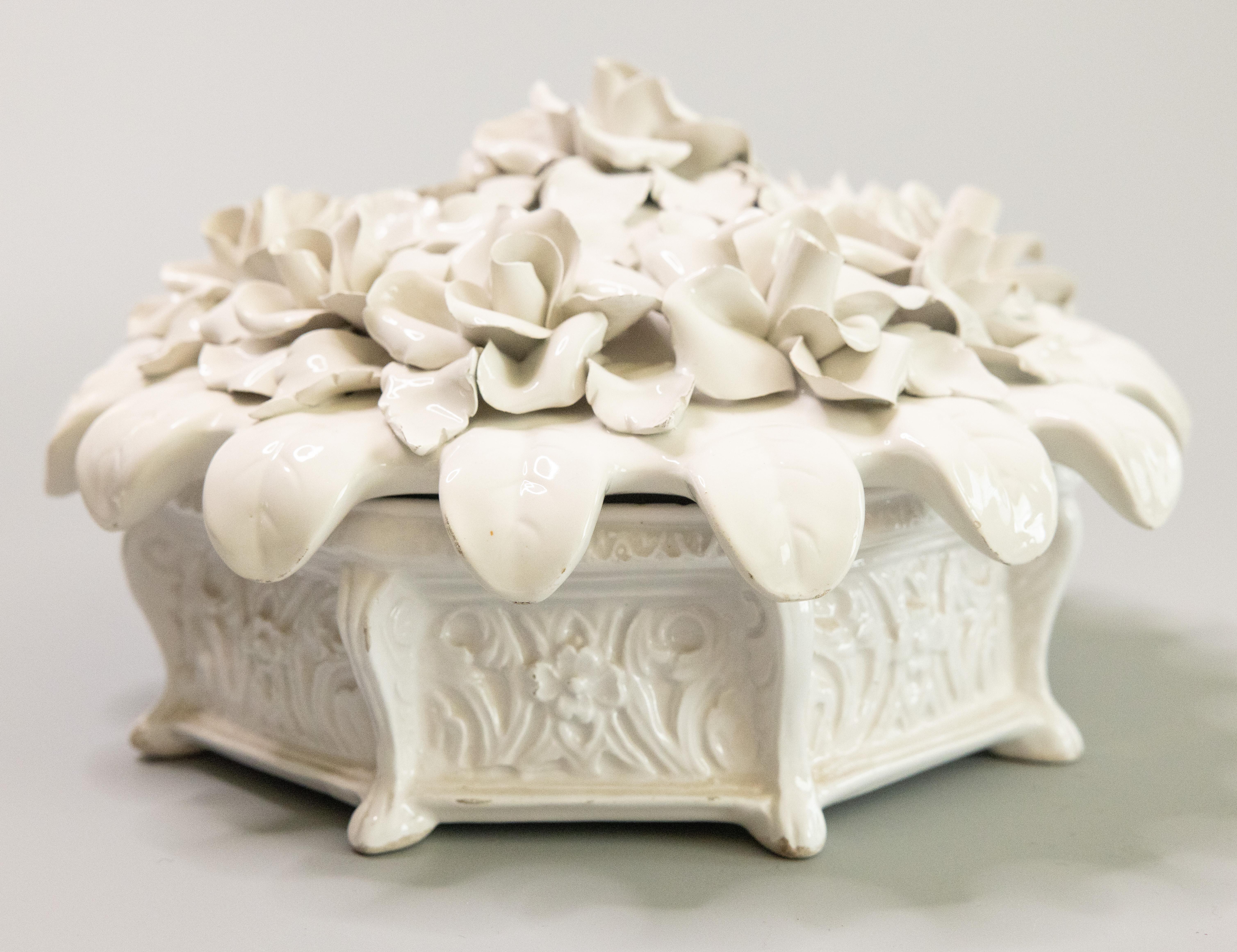 Magnifique bol ou soupière de centre de table en porcelaine blanche d'Italie, avec couvercle, contenant des roses, circa 1950. Marqué 