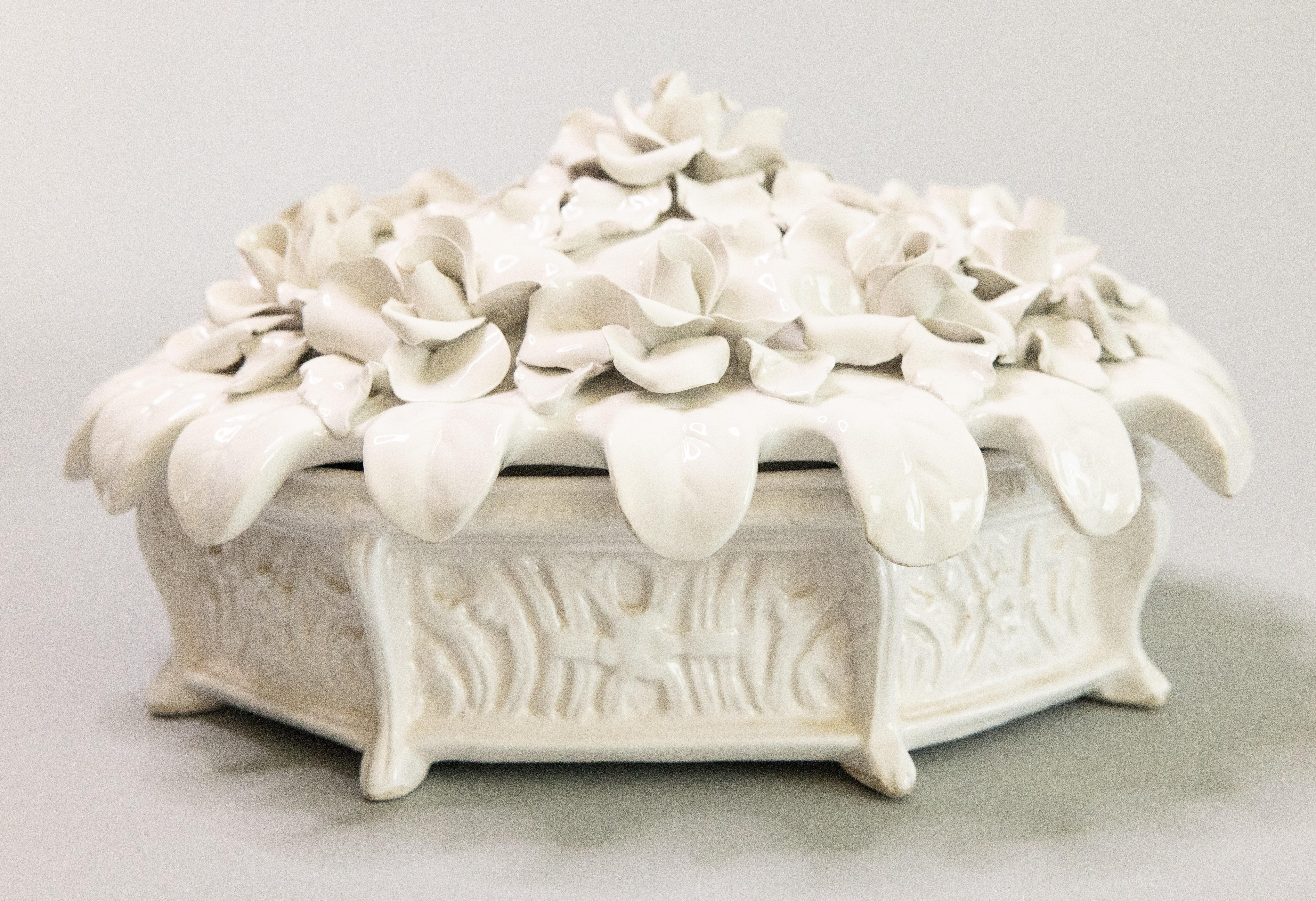 Cuit Soupière à couvercle en porcelaine blanche italienne Creamware Roses Centerpiece Bowl c.1950 en vente